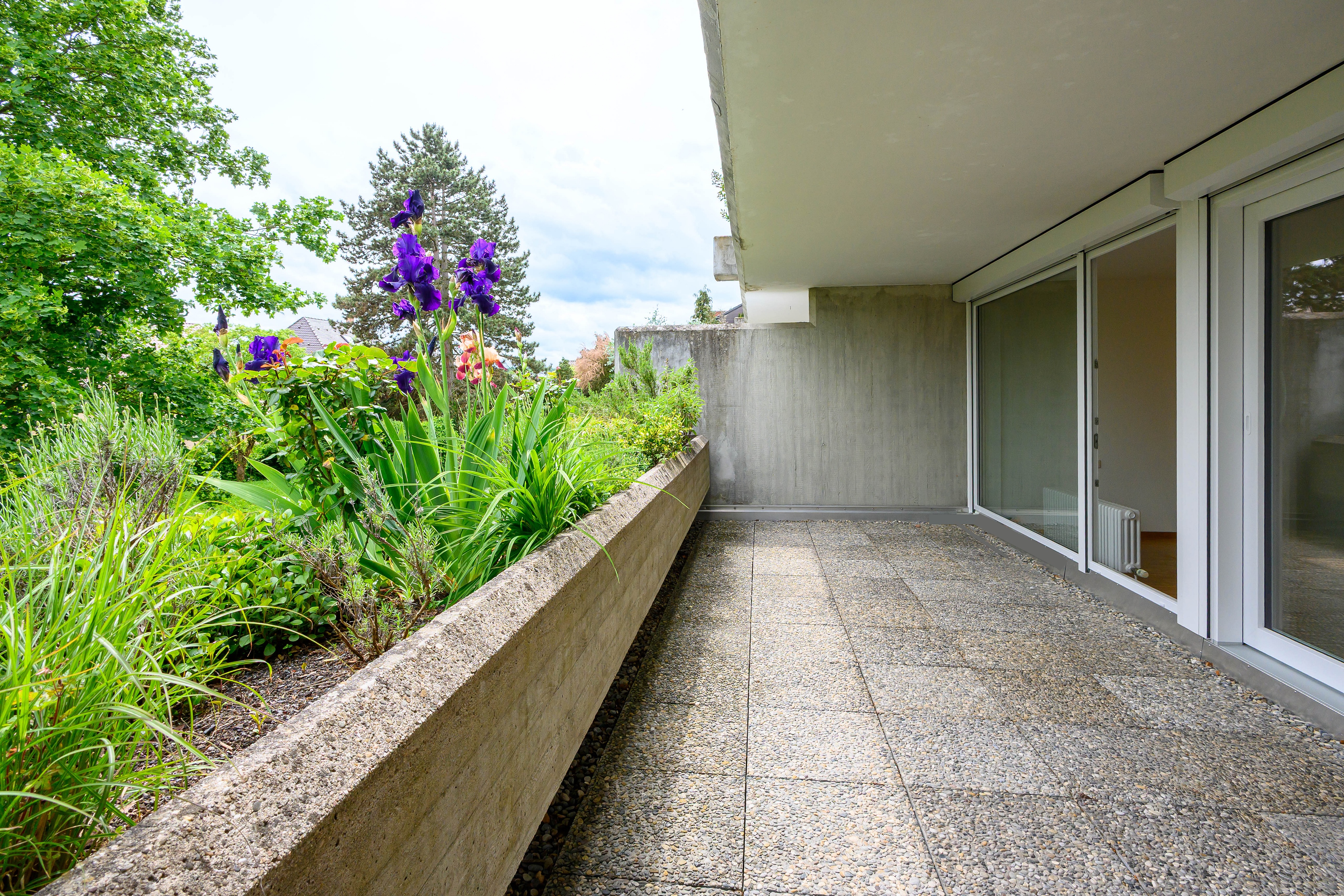 Vollständig modernisierte 2-Zimmer-Wohnung mit großzügigem Balkon und Blick ins Grüne