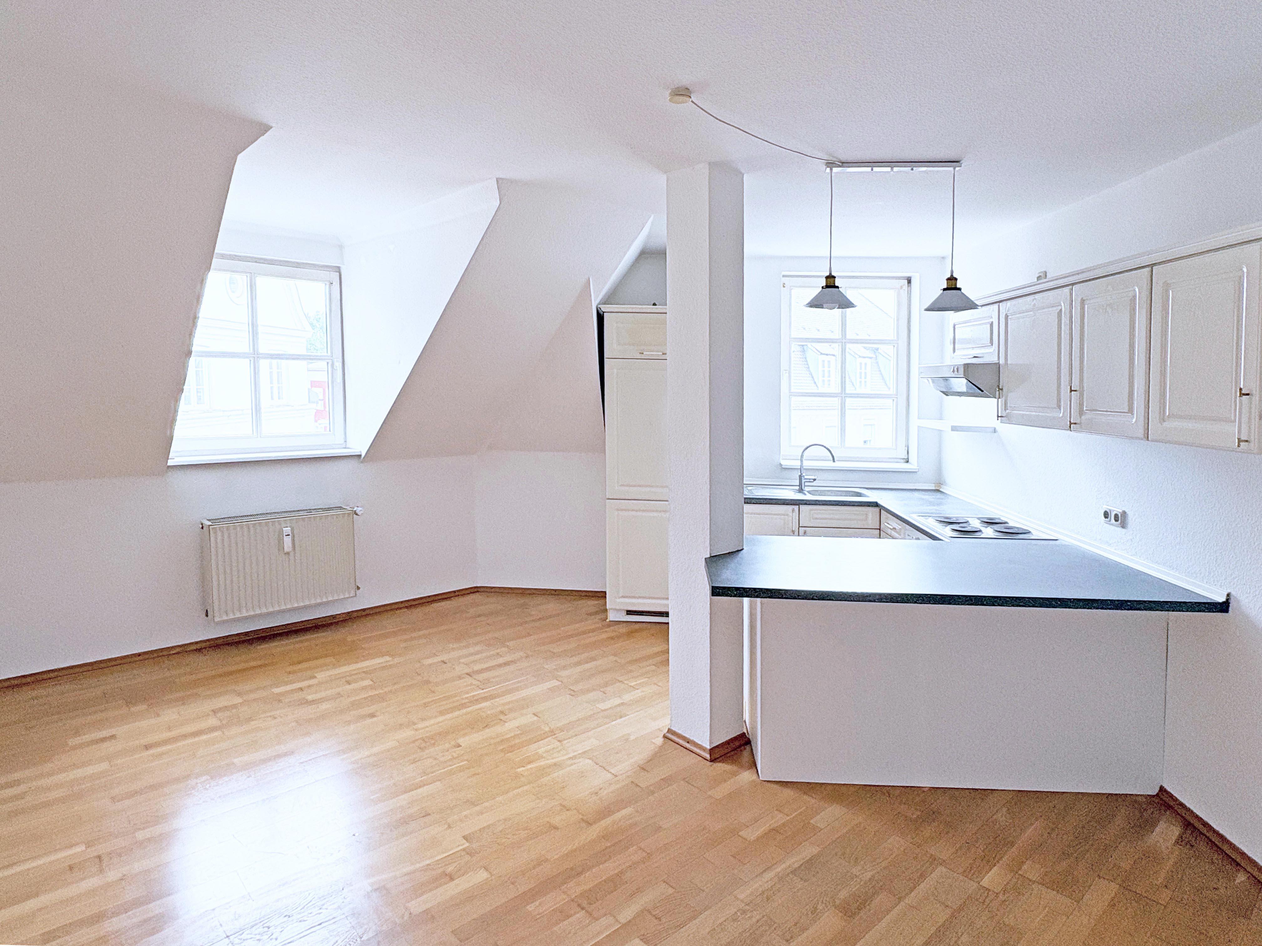 Charmante Dachgeschosswohnung in zentraler Lage – Wohnen zwischen Bahnhof und Altstadt!