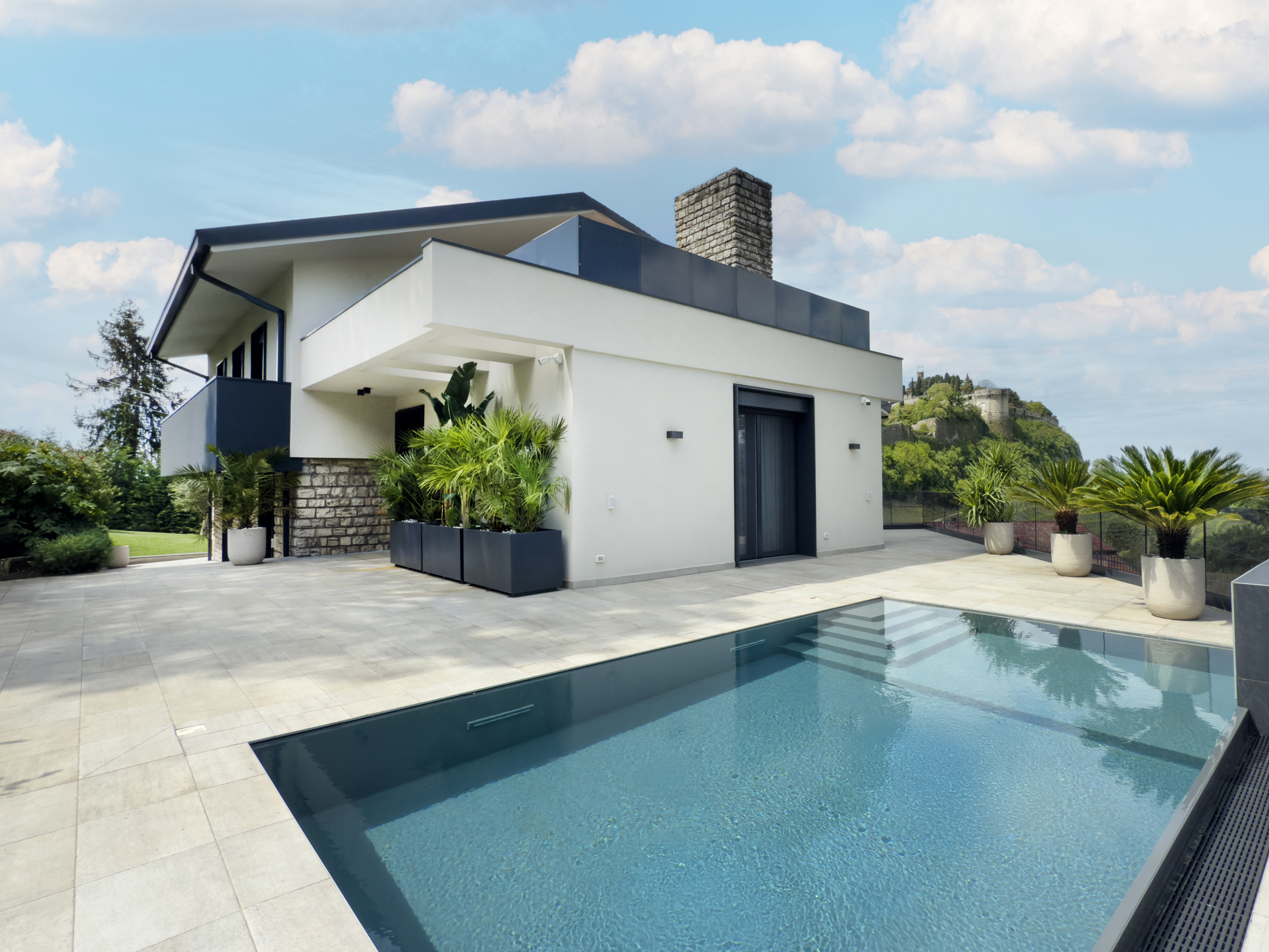 Villa di Design con piscina: un gioiello che domina la città