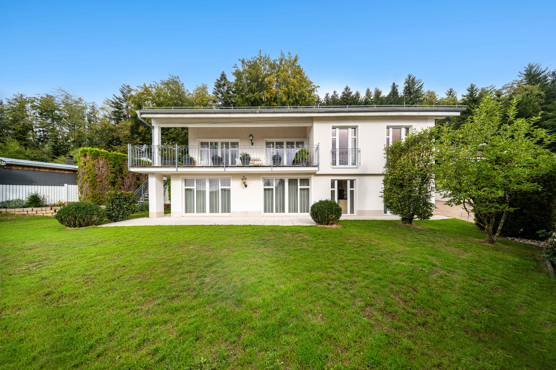 Exklusives Anwesen in Memmingen: 350 m² Wohnkomfort, Kamin, Garten, Südwestbalkon und vielseitig ausgebauter Keller in naturnaher Bestlage