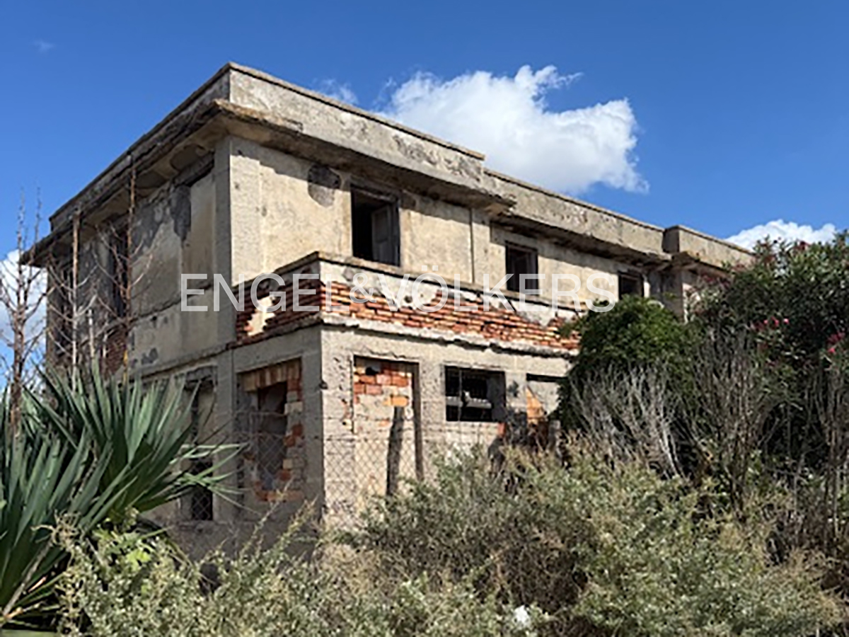 Historic seafront real estate complex