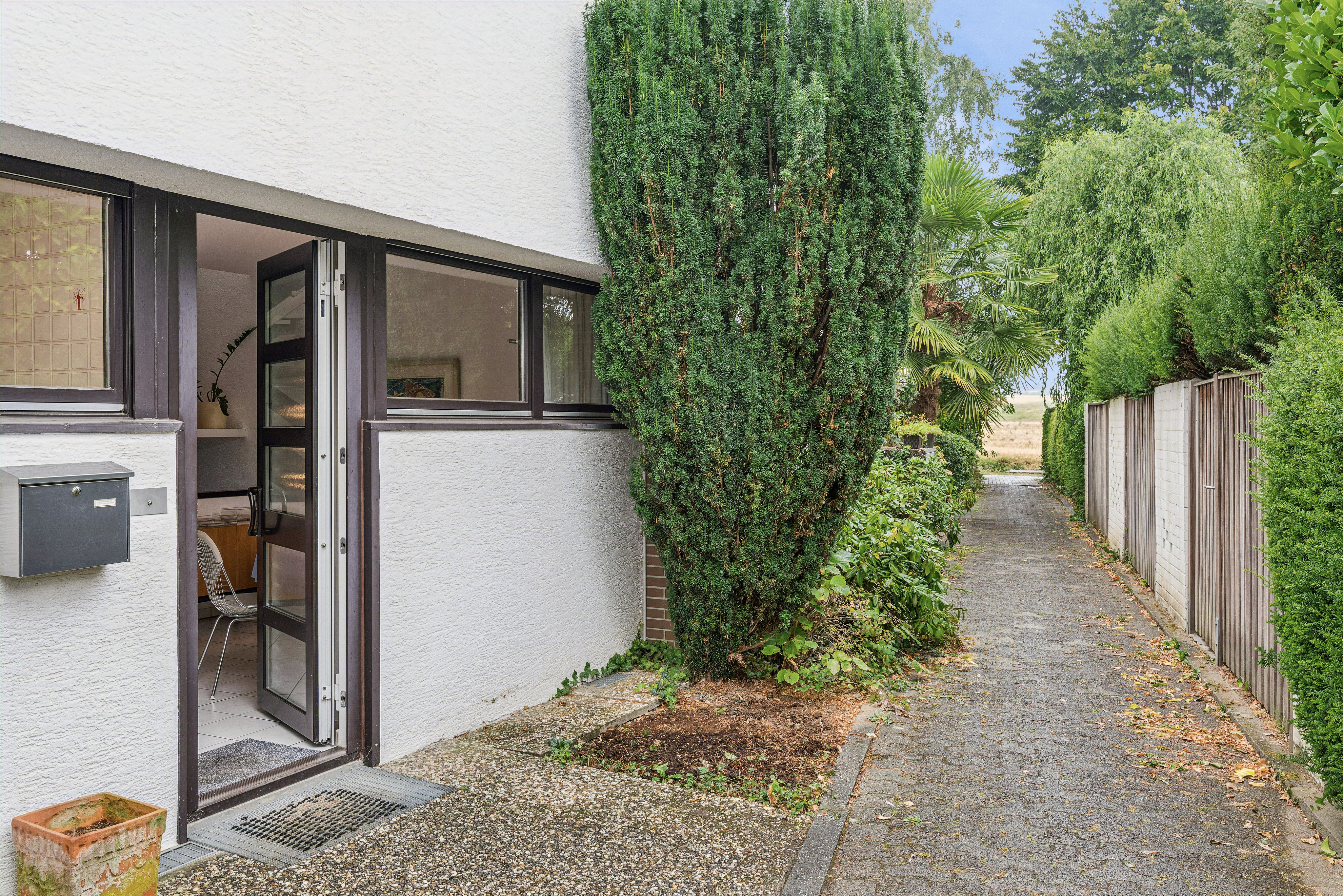 Modern living on the edge of the fields  Clear, elegant, Bauhaus-inspired