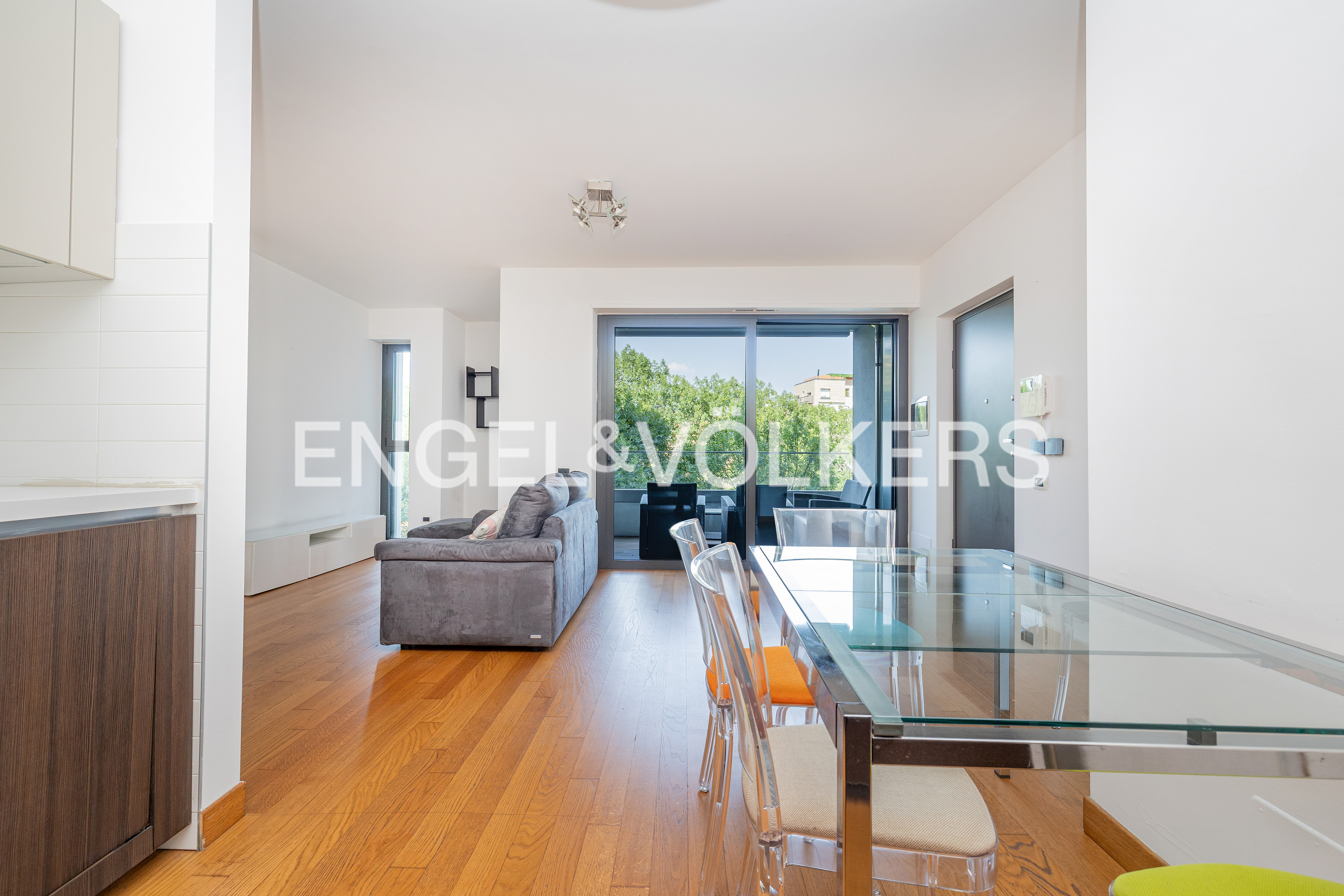 Elegant two-room apartment with double terrace in Vittoria's park