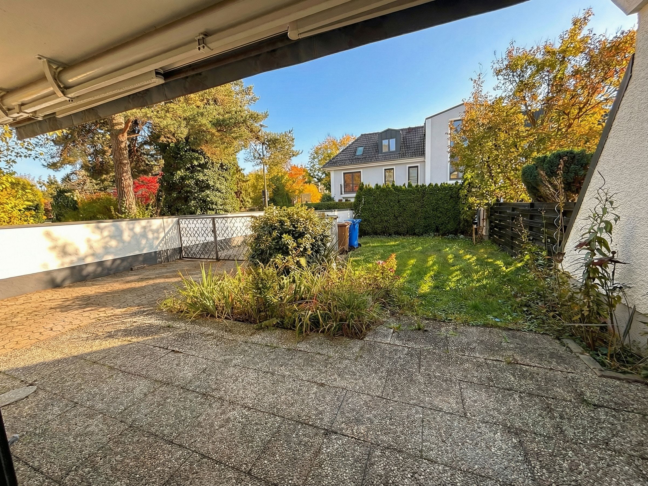 Charm, garden, views: semi-detached house with outdoor pool in Waldtrudering