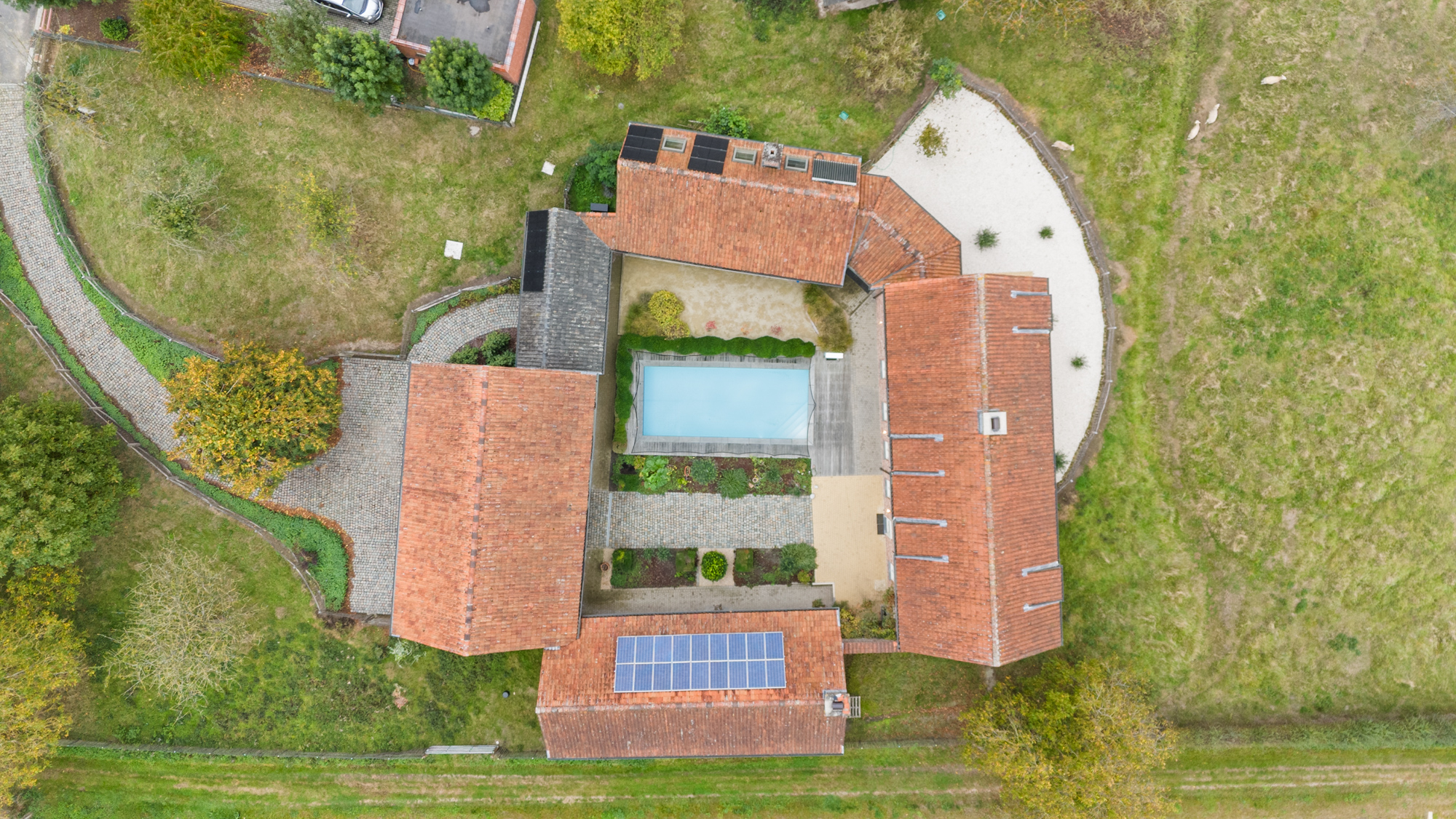Ferme carrée contemporaine écoénergétique avec piscine, écuries et prairie