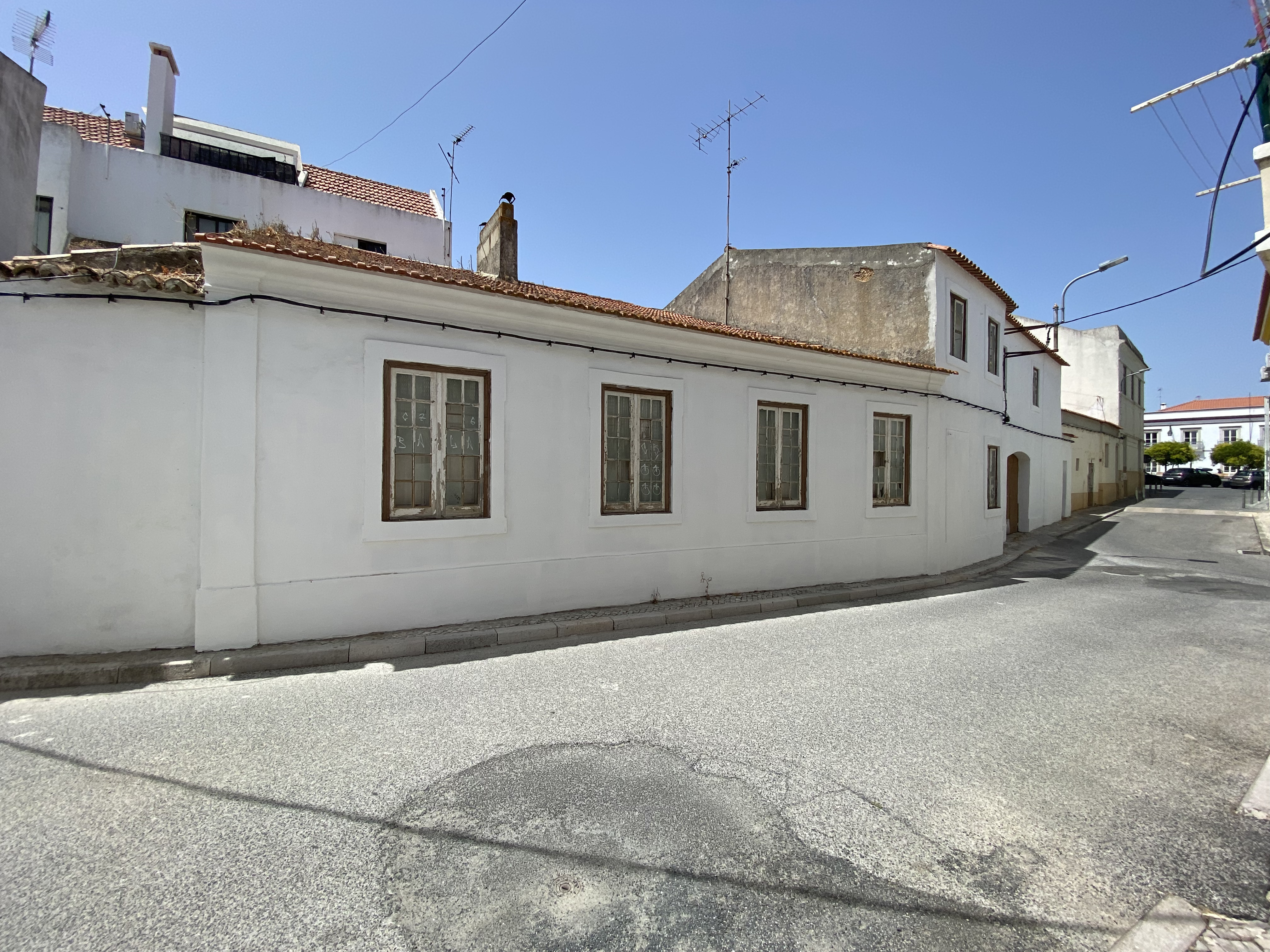 8-Bedroom House with Garage for Renovation in Central Grândola