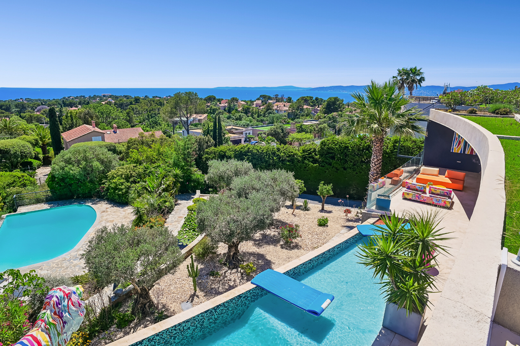 Prestigious property offering an exceptional sea view