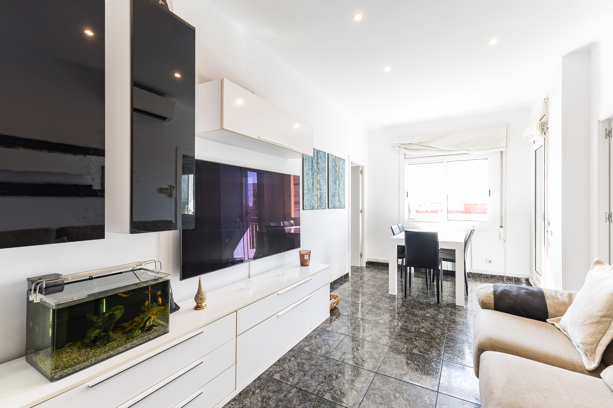 Cozy renovated apartment with a south-facing balcony in Esplugues de Llobregat, next to Barcelona, featuring 3 bedrooms, an elevator, and excellent metropolitan connections