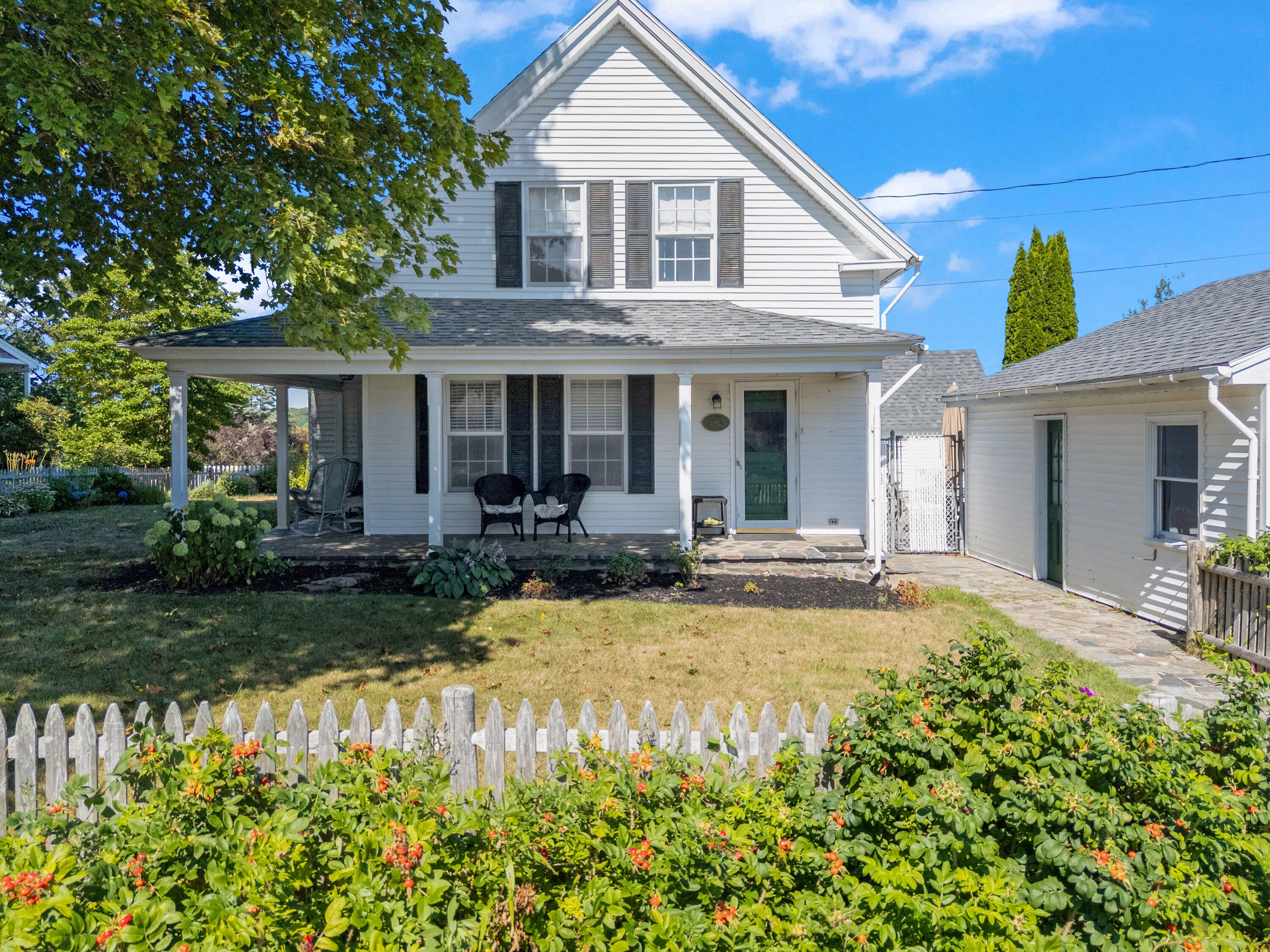 Charming New Englander with Sunrise & Sunset Views