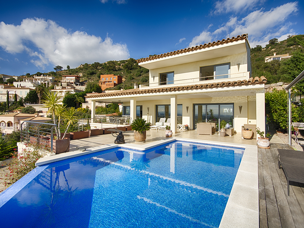 Modern villa with views and pool in Can Isaac, Palau Saverdera