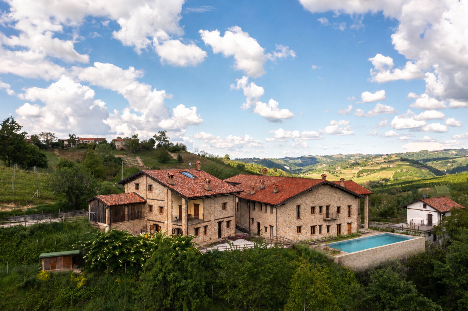 Magnifica tenuta immersa nelle splendide colline delle Langhe