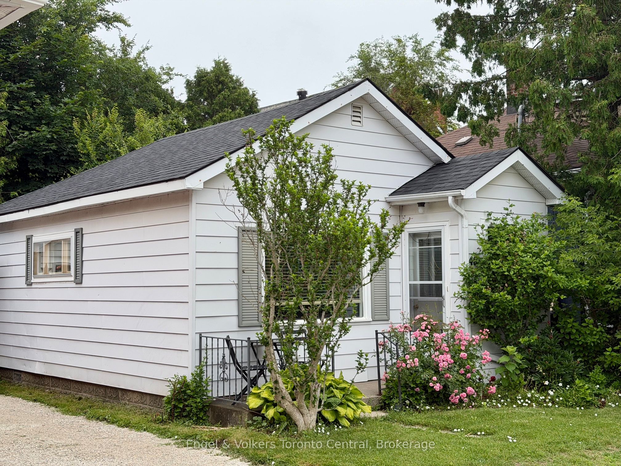 Cheerful Bungalow Near Harbour-Front