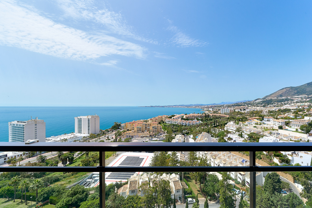 Luxurious two-bedroom apartment with open sea views in Torrequebrada