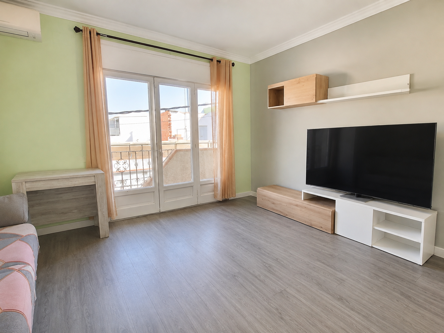 Bright apartment in Palafolls with a spacious terrace.