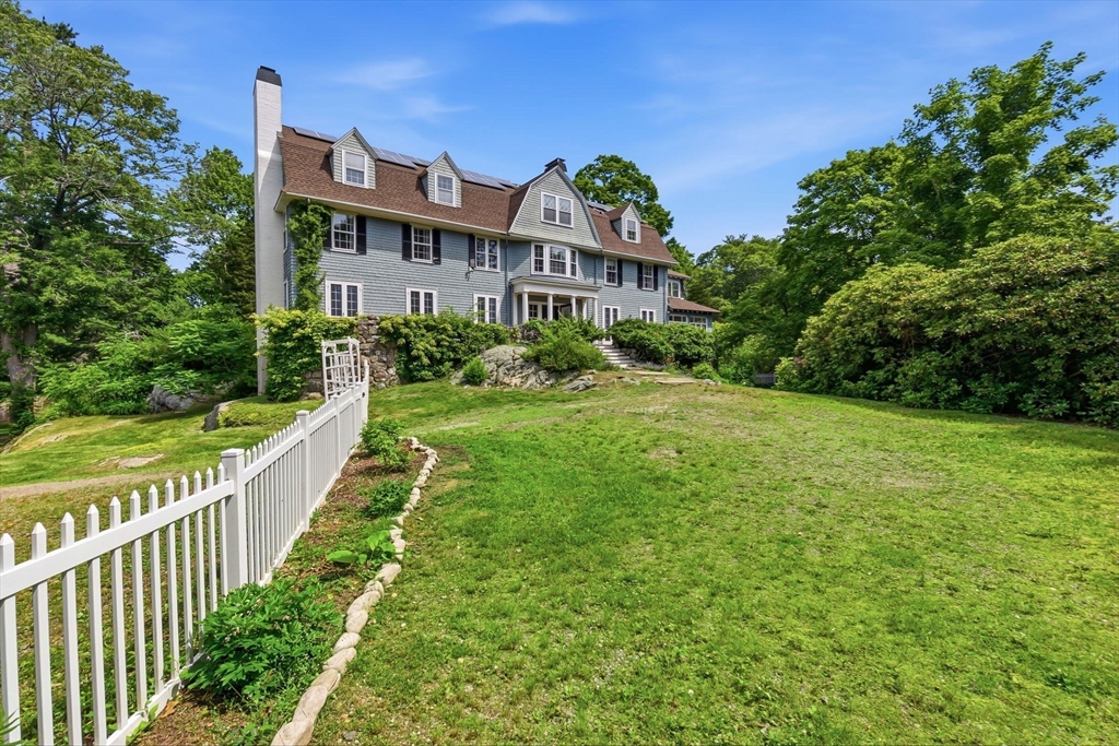 Elegant and Grand Rose Ledge