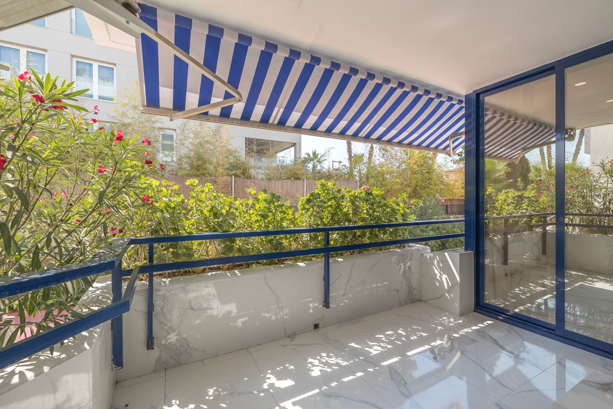 Refurbished ground floor apartment in frontline building