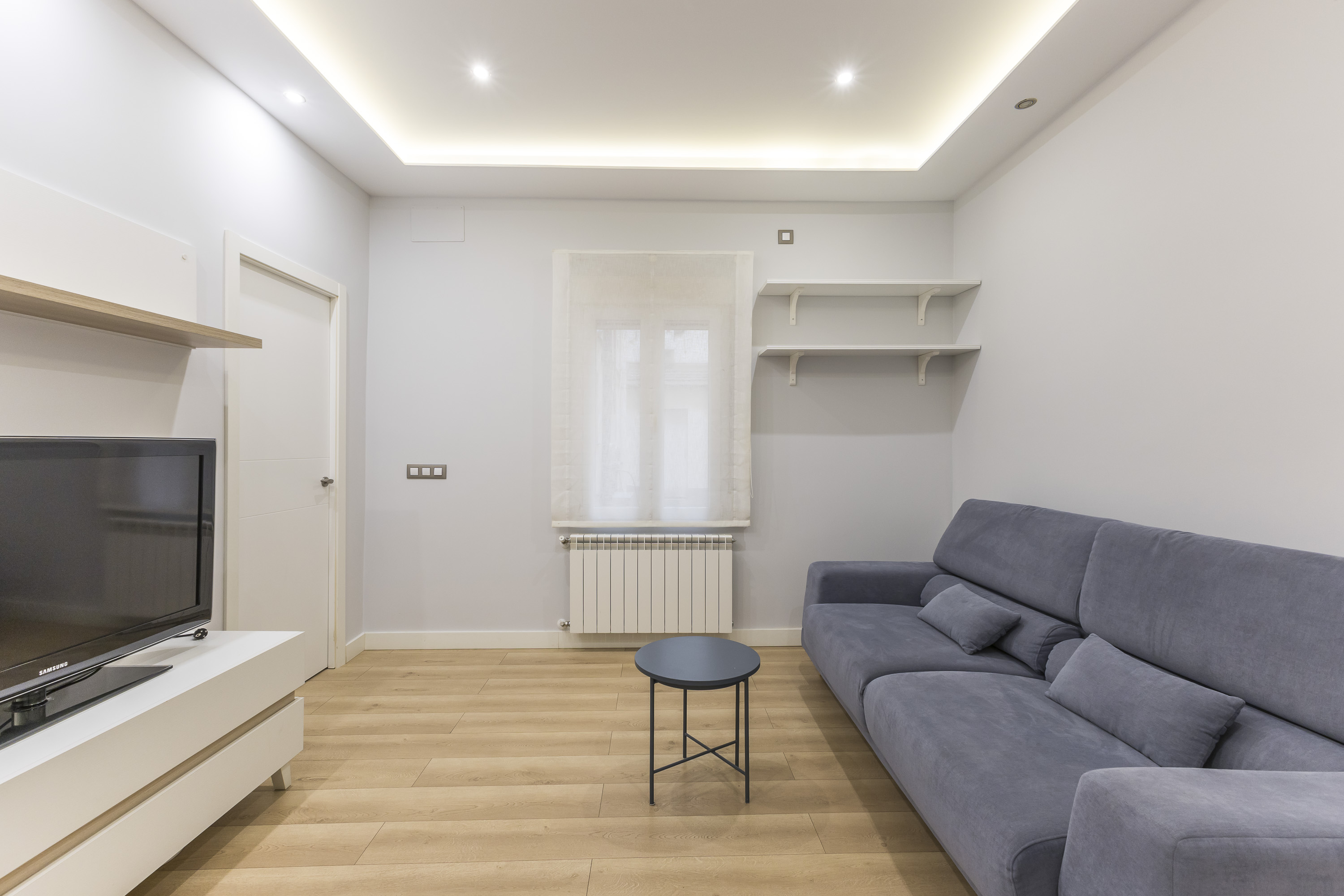 Práctico piso renovado de 3 dormitorios con patio privado. Semiamueblado