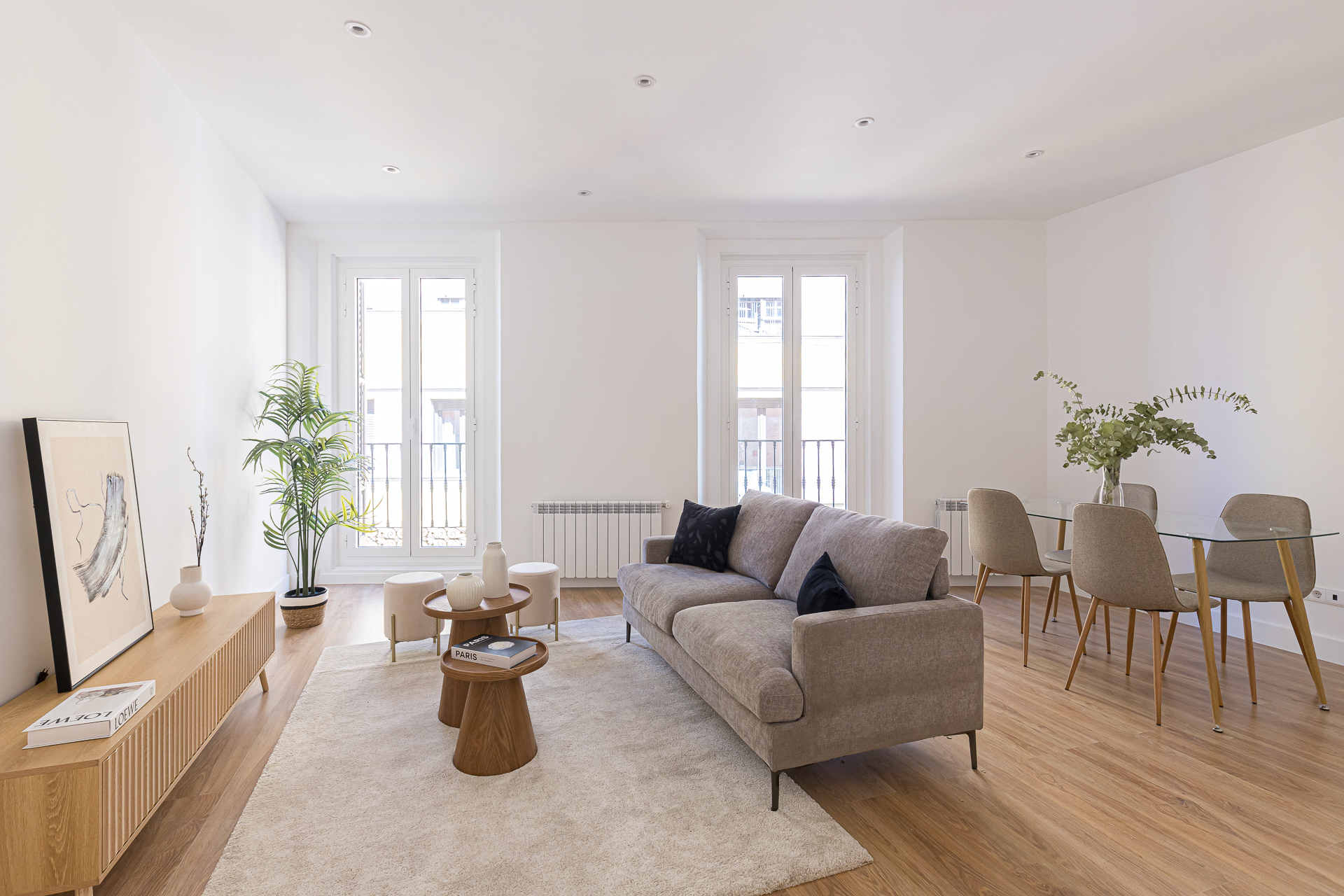 Vivienda reformada con 2 balcones en finca clásica.