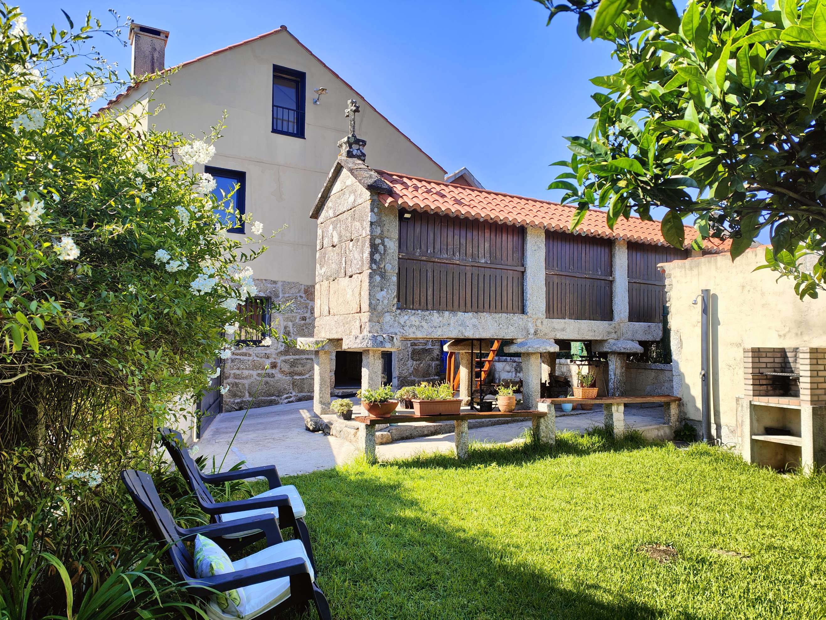 Casa restaurada de 3 dormitorios con jardín en Dorrón