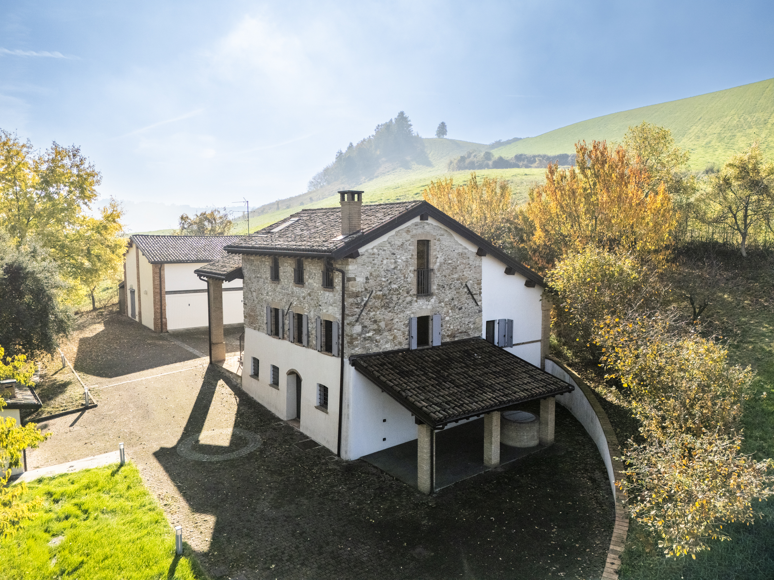 Memoria antica, design contemporaneo: il casale che dialoga con il paesaggio