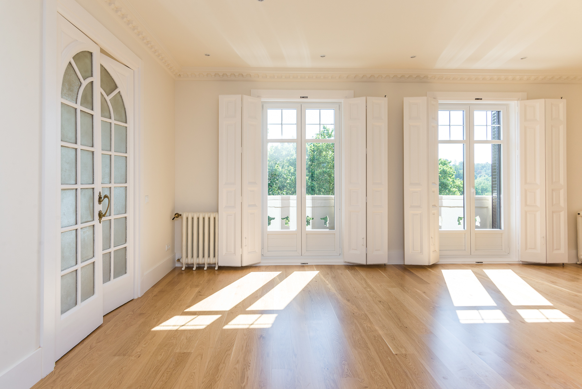 Bright and exclusive 4-bedroom apartment, fully renovated, right on Paseo del Prado, in the Cortes neighborhood for rent