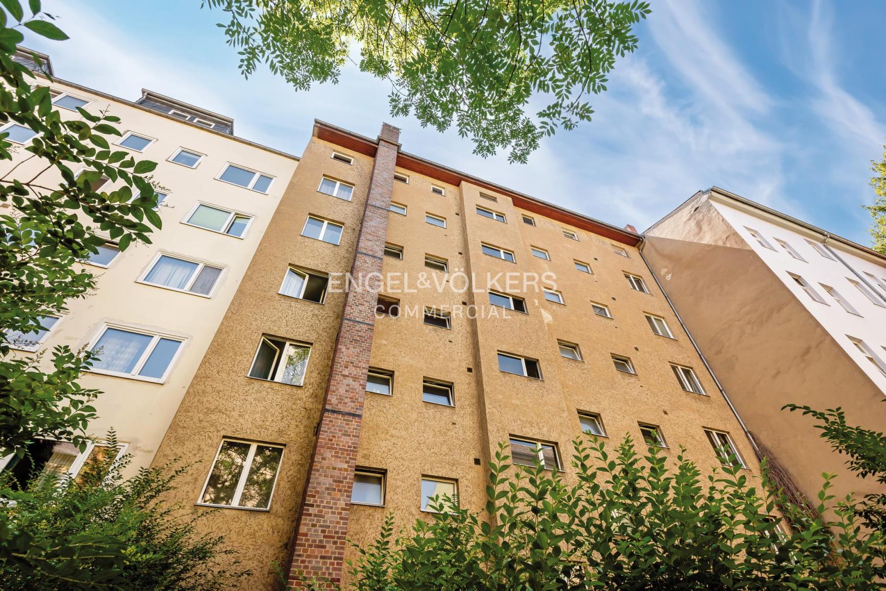 A south-facing block of flats right next to Görlitzer Park