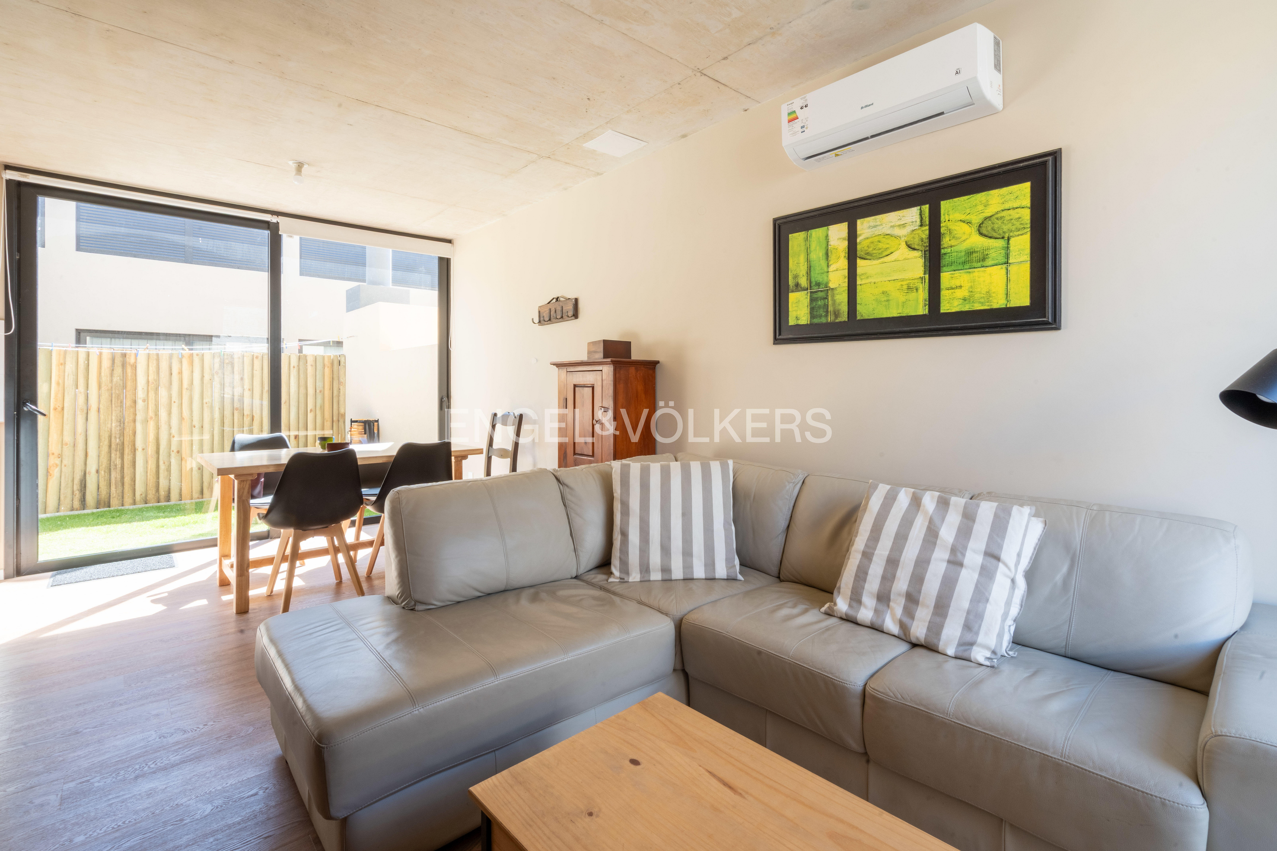Sale of a 2-bedroom house in a gated community with amenities in Carrasco Norte