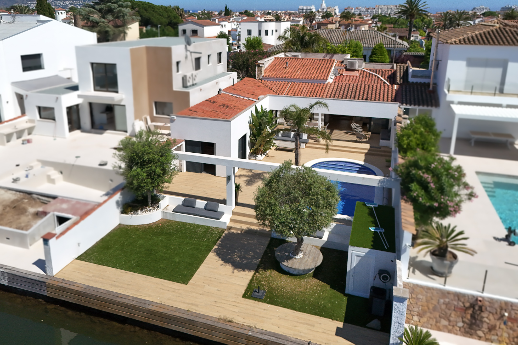 Magnificent house with pool and 12.5 m mooring