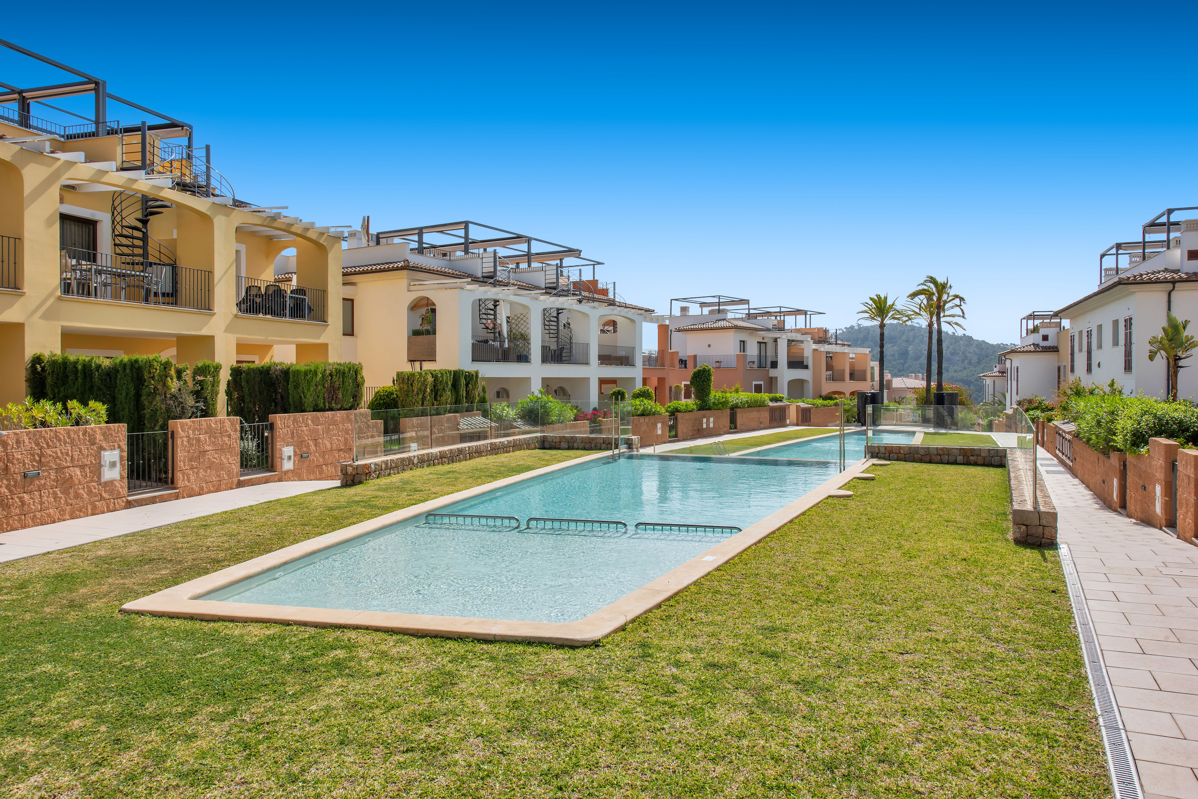 Charming terraced house in an exclusive golf community
