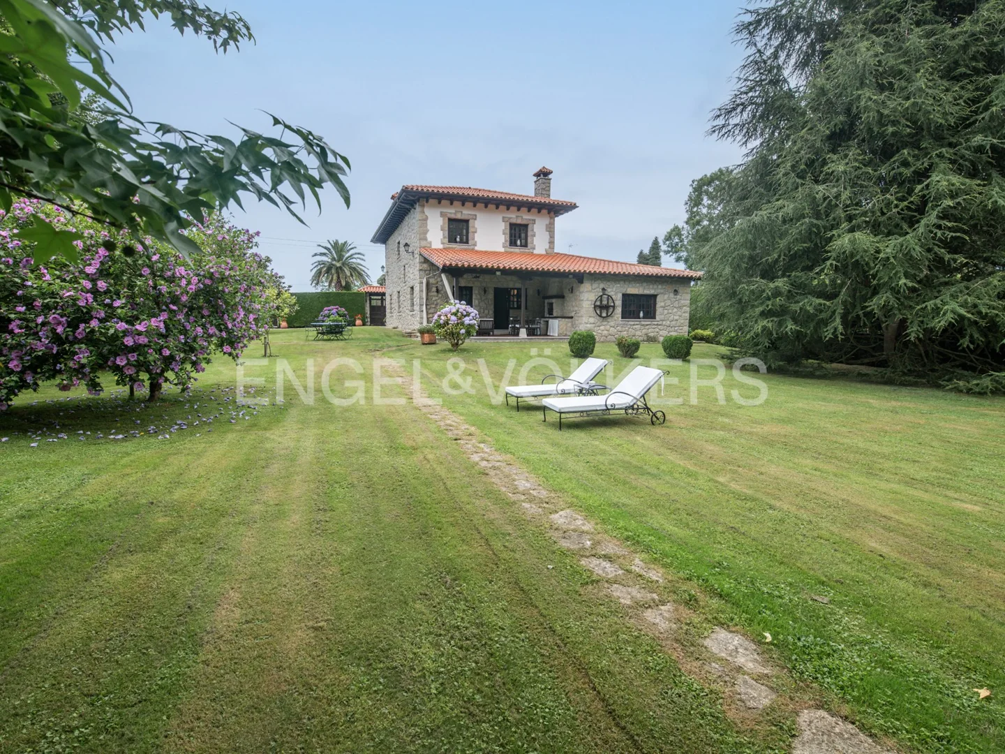 Country house with corridor and Asturian hórreo on a 3.000 m2 property.