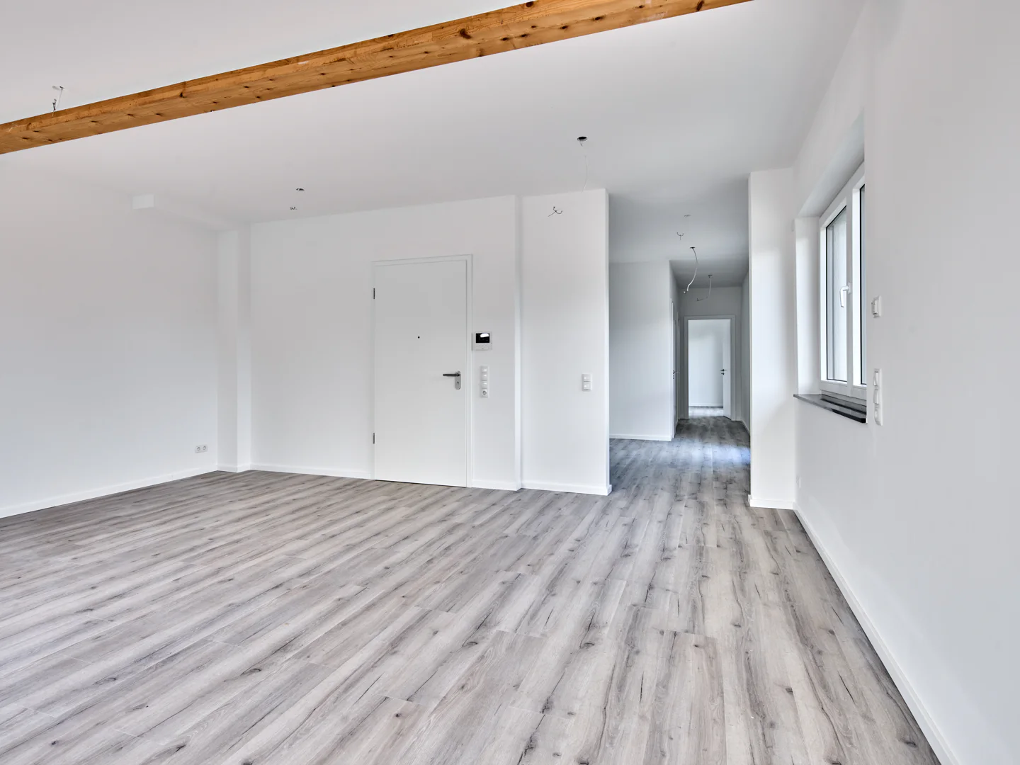 Lichtdurchflutete Architektenwohnung mit nahezu umlaufendem Balkon - Foto 2