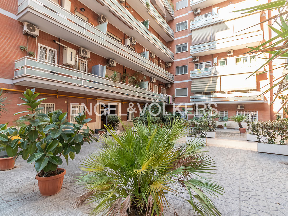 Spacious apartment with balcony in the Magliana area