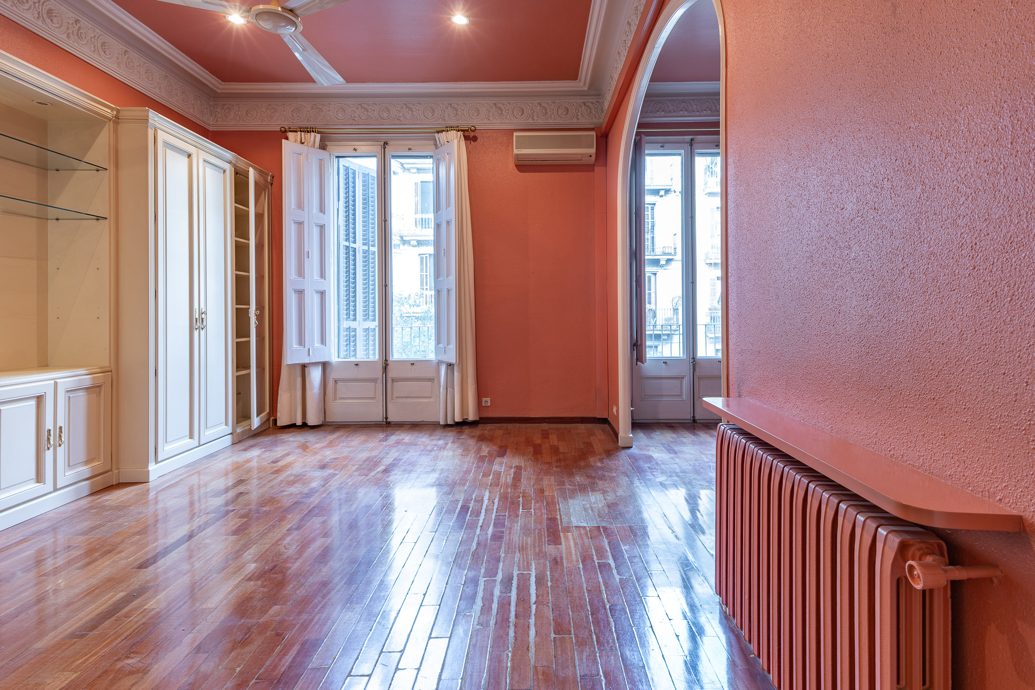 Stately & Sunlit 3-Bedroom Home in the Heart of Eixample Dret