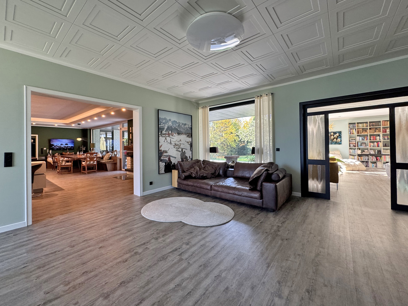 Imposante Bungalowvilla mit über 400 m² Wohnfläche auf parkähnlichem Grundstück
