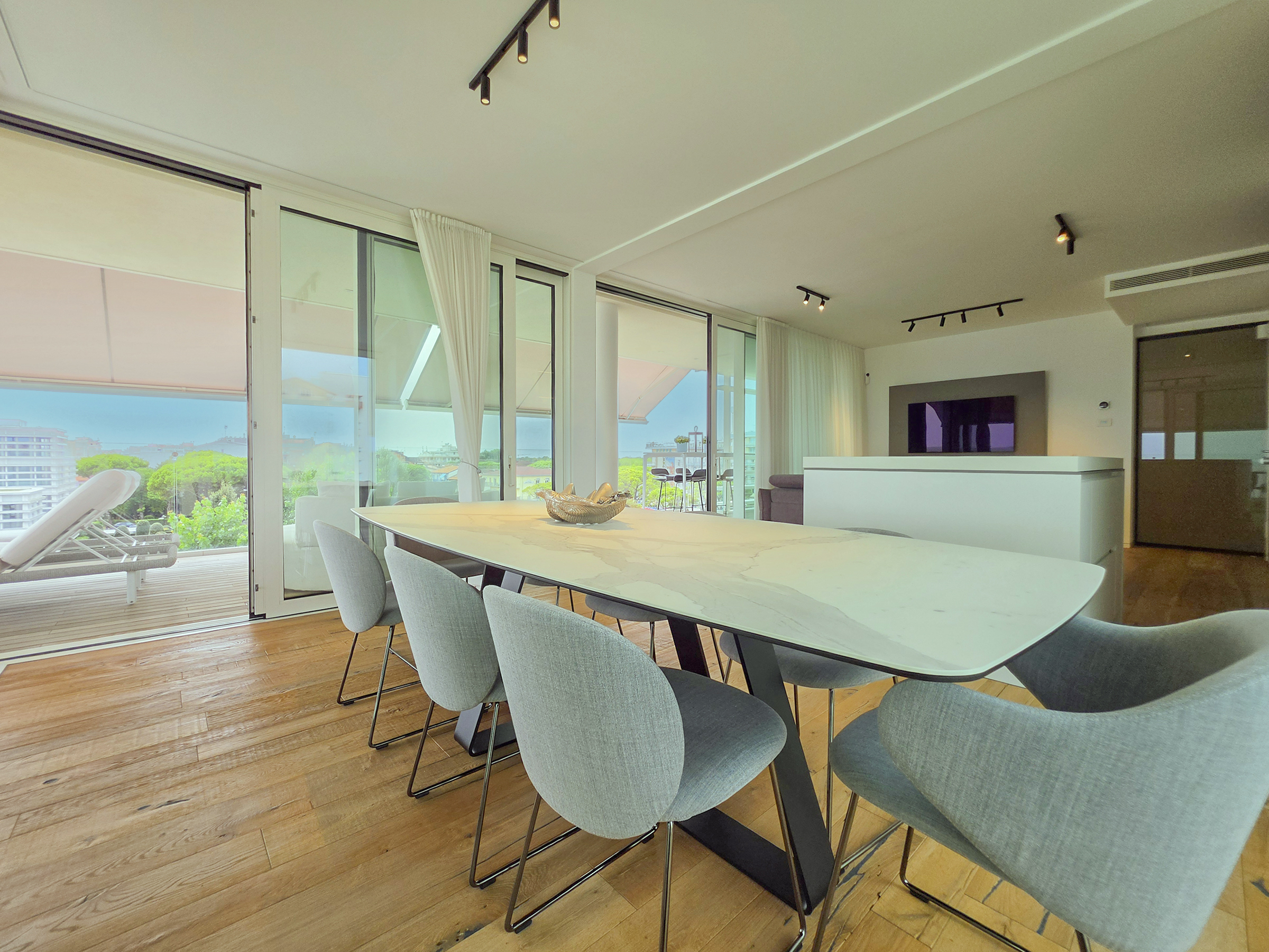 Wonderful, newly built 3-bedroom seafront apartment