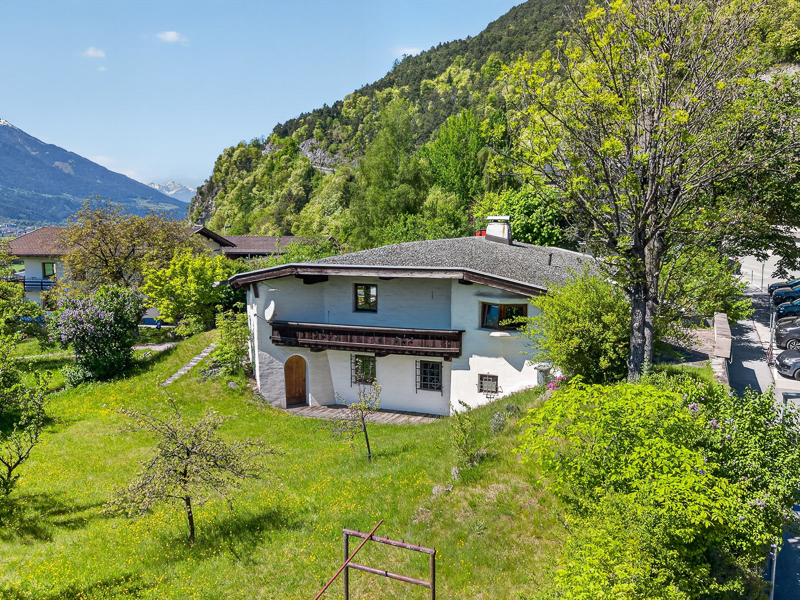 Kranebitter Stil Villa auf weitläufigem sonnigem Grundstück