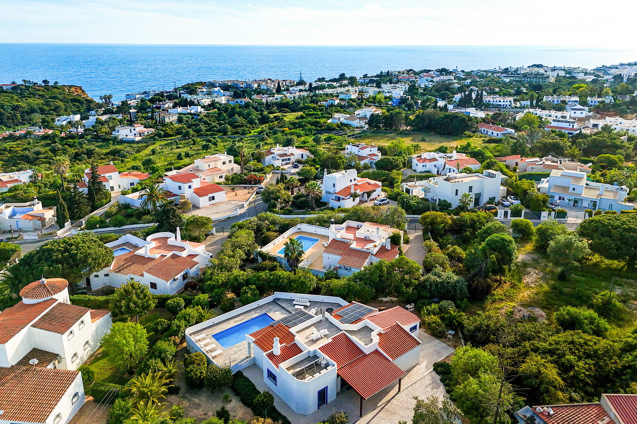 Deslumbrante moradia com piscina, terraço e vista mar
