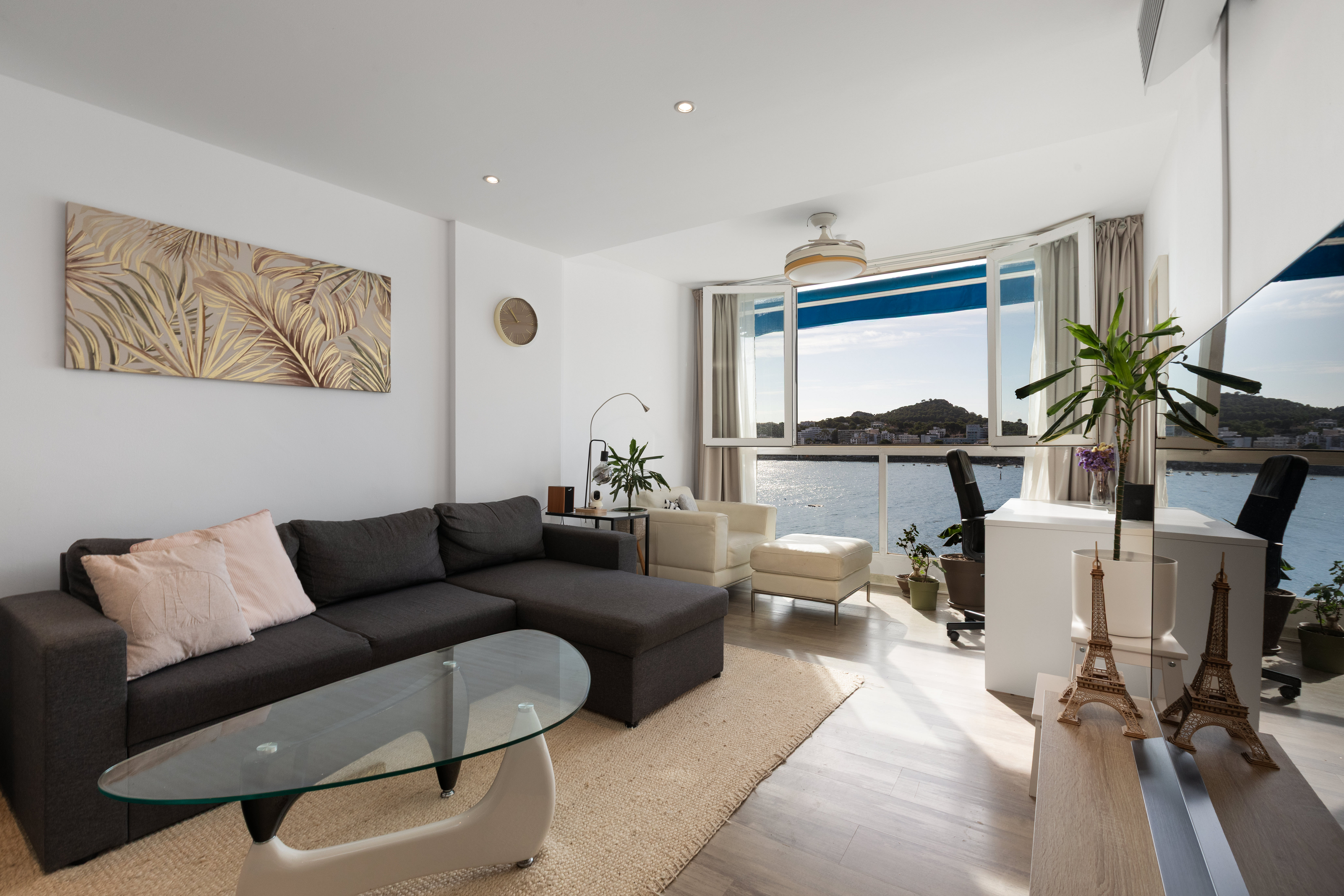 Beachfront apartment with panoramic views