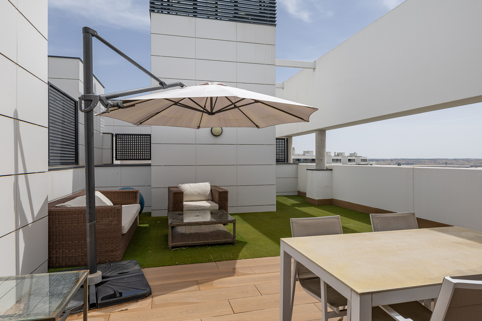 Exclusive penthouse with spectacular 55 m² terrace and premium amenities in Valdebebas