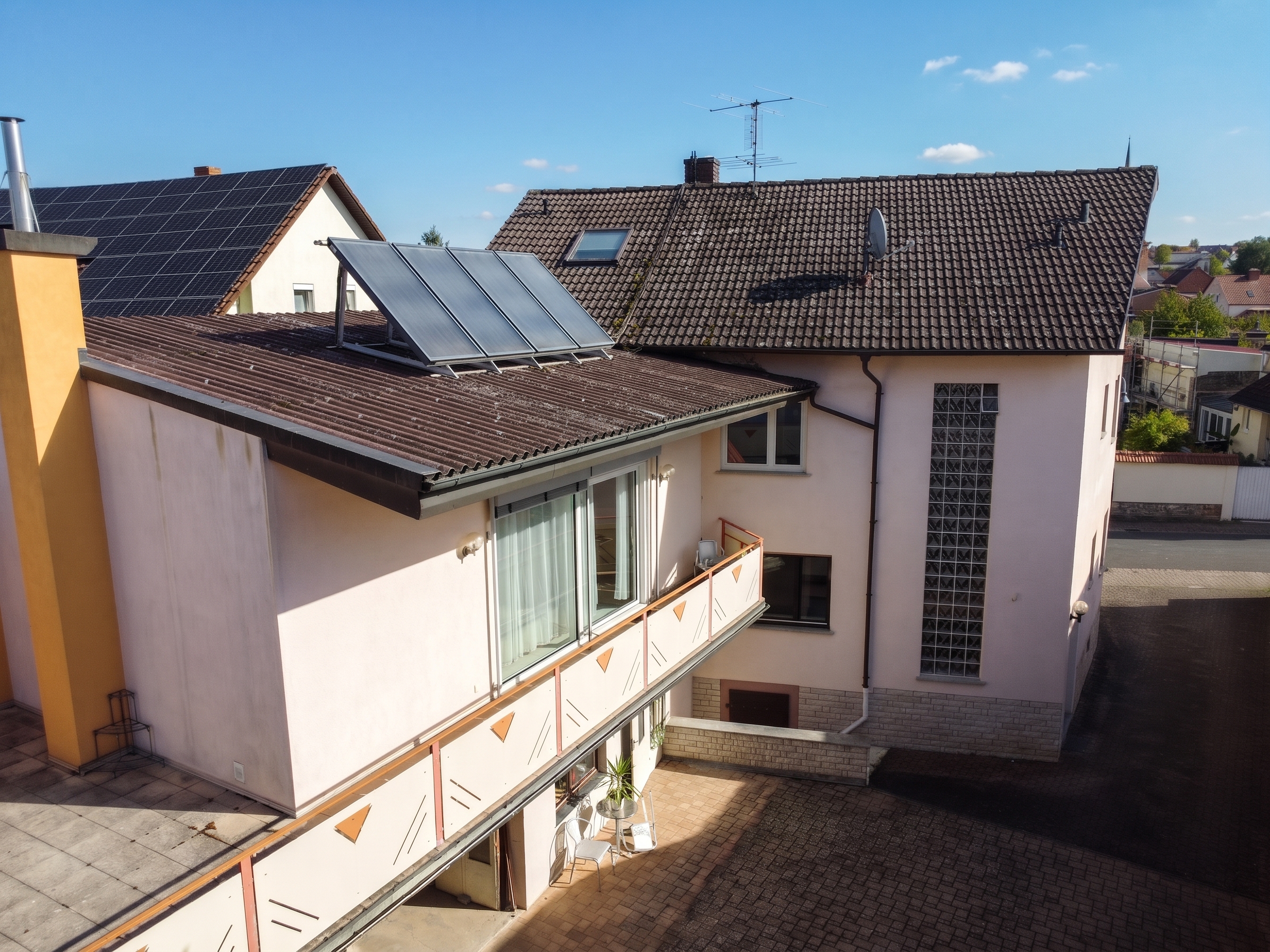 Platz für große Pläne: Zwei Wohneinheiten, ein Hof mit Charakter und jede Menge Möglichkeiten! [AI-modified]