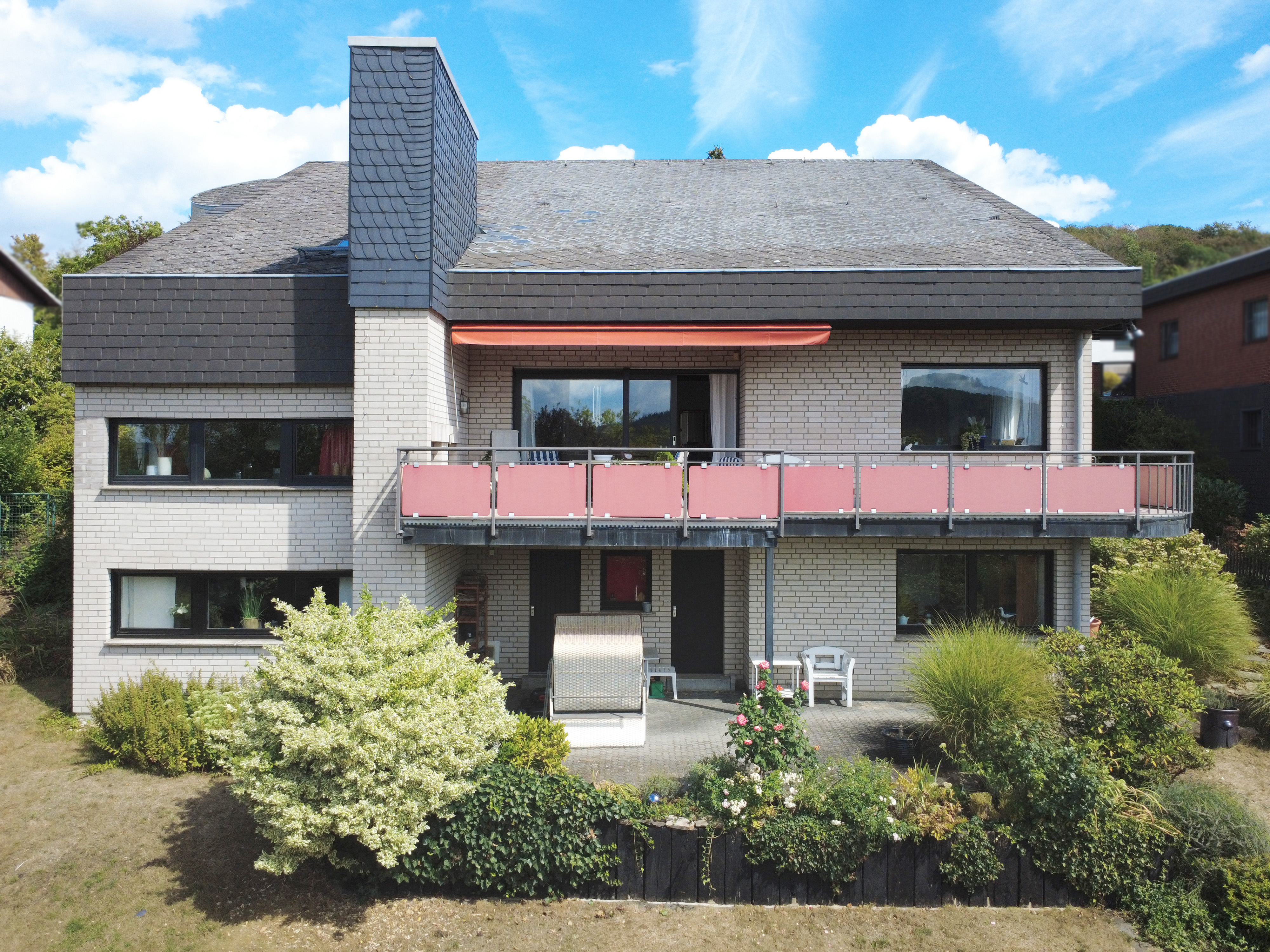 Großzügiges Wohnen mit Weitblick: Einfamilienhaus mit Einliegerwohnung in Traumlage