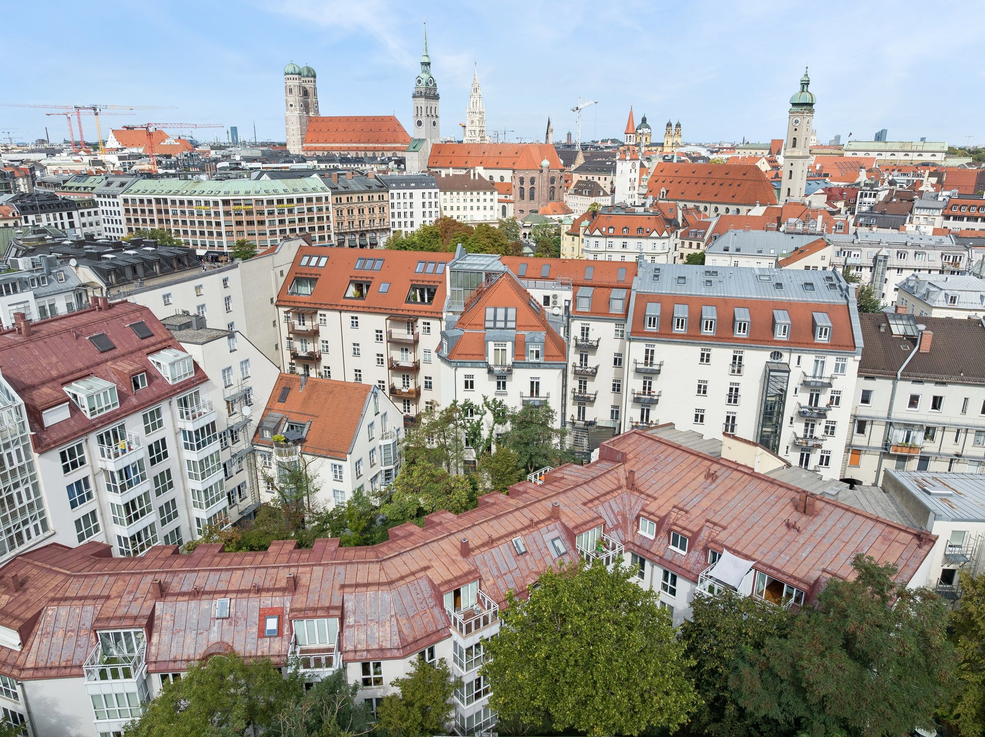 Dreamlike courtyard tranquility in Altstadt-Lehel: Spacious duplex penthouse with rooftop terrace near Viktualienmarkt