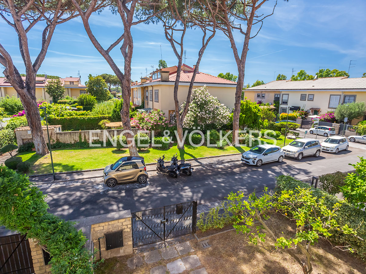 Villa in Casal Palocco, three above-ground levels with a large garden