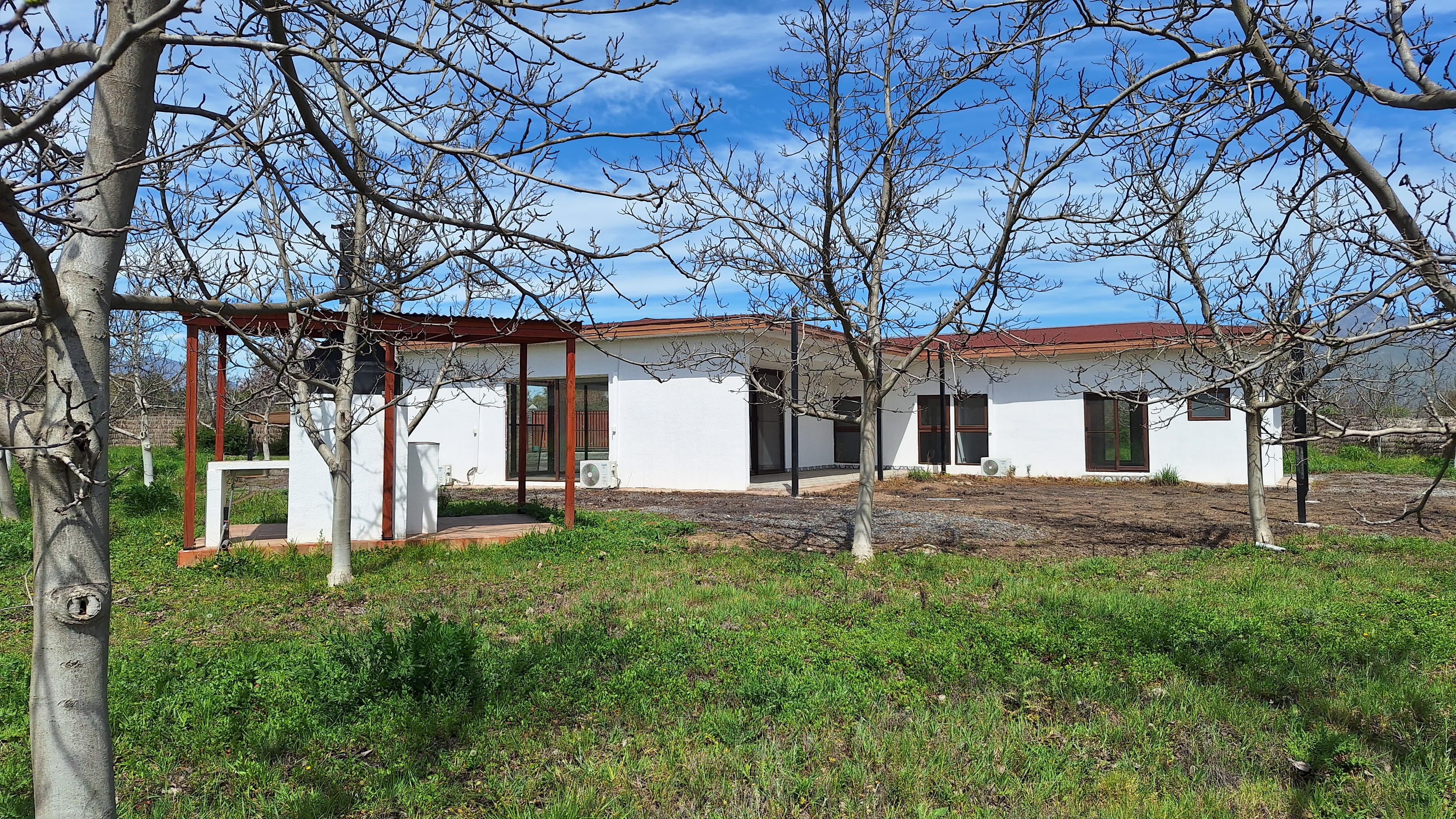Casa en parcelas con paneles solares y nogales en producción, Paine