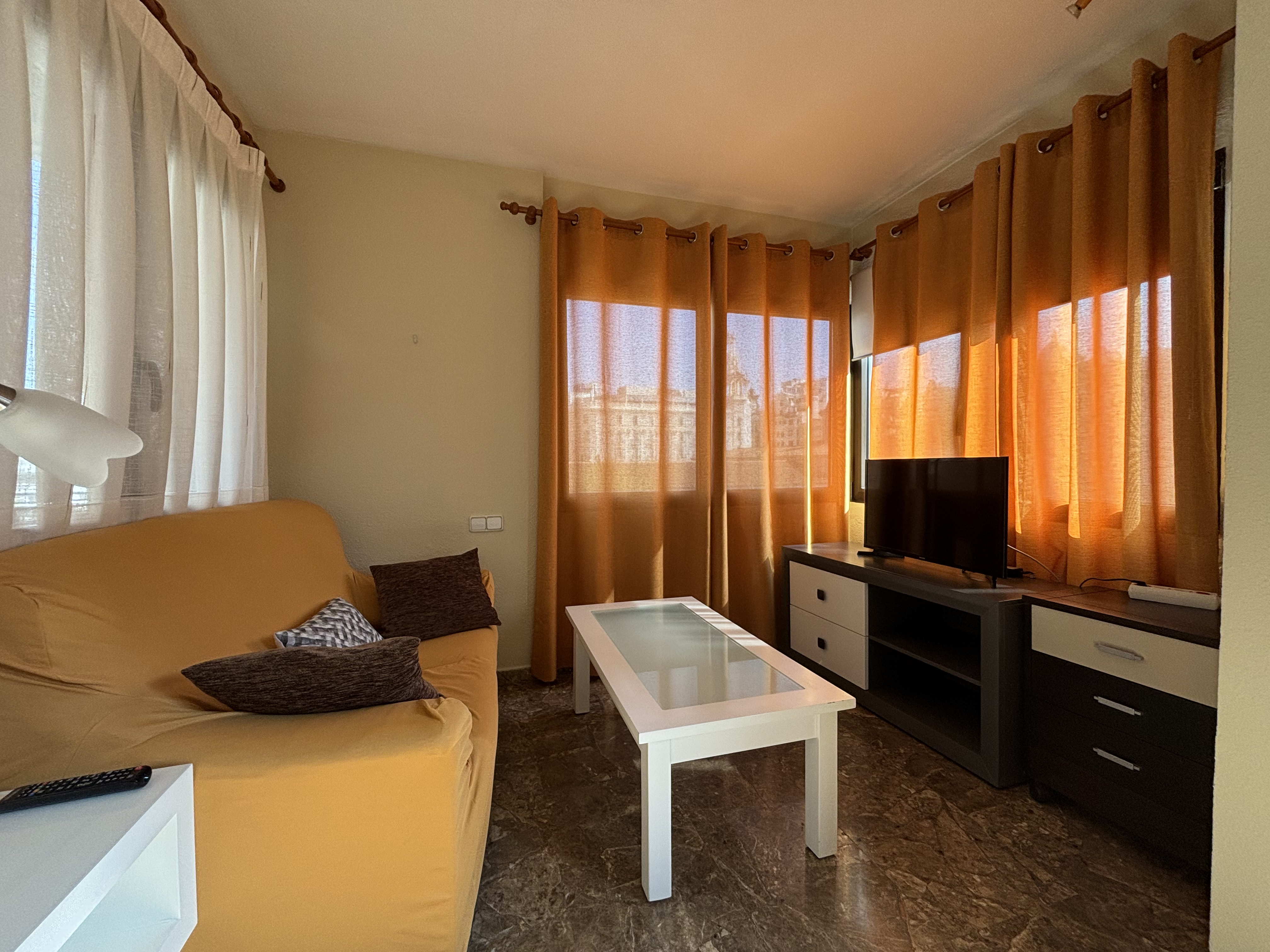 Discover an elegant apartment with balcony in central Valencia, next to the North Station and City Hall Square: 2 bedrooms, 2 bathrooms, elevator, and quality finishes.