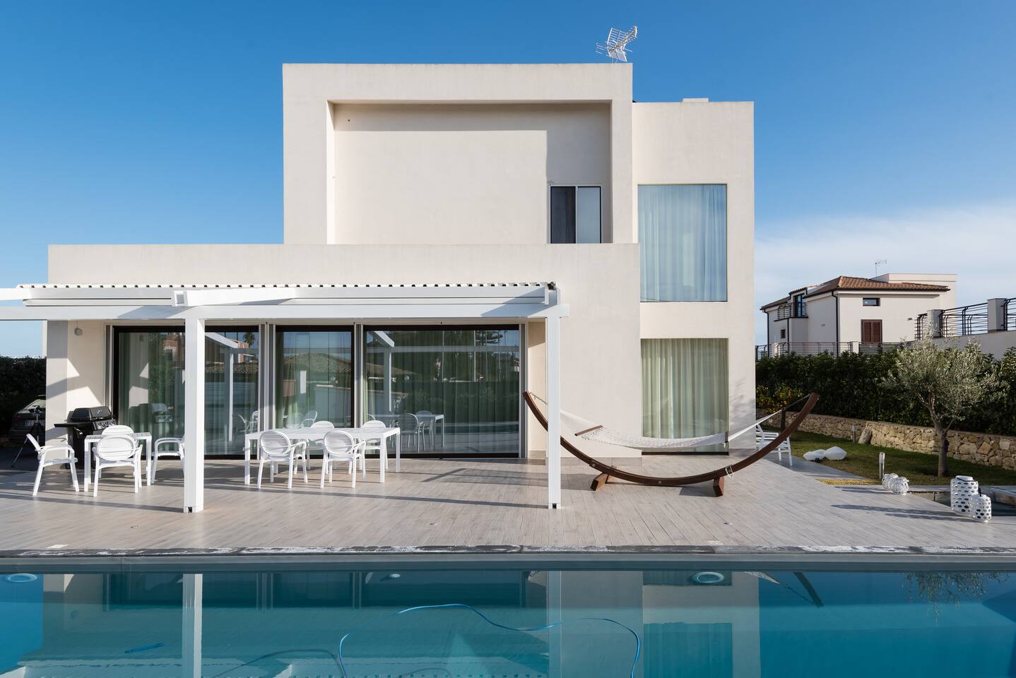 Designer villa with swimming pool: exclusivity by the sea