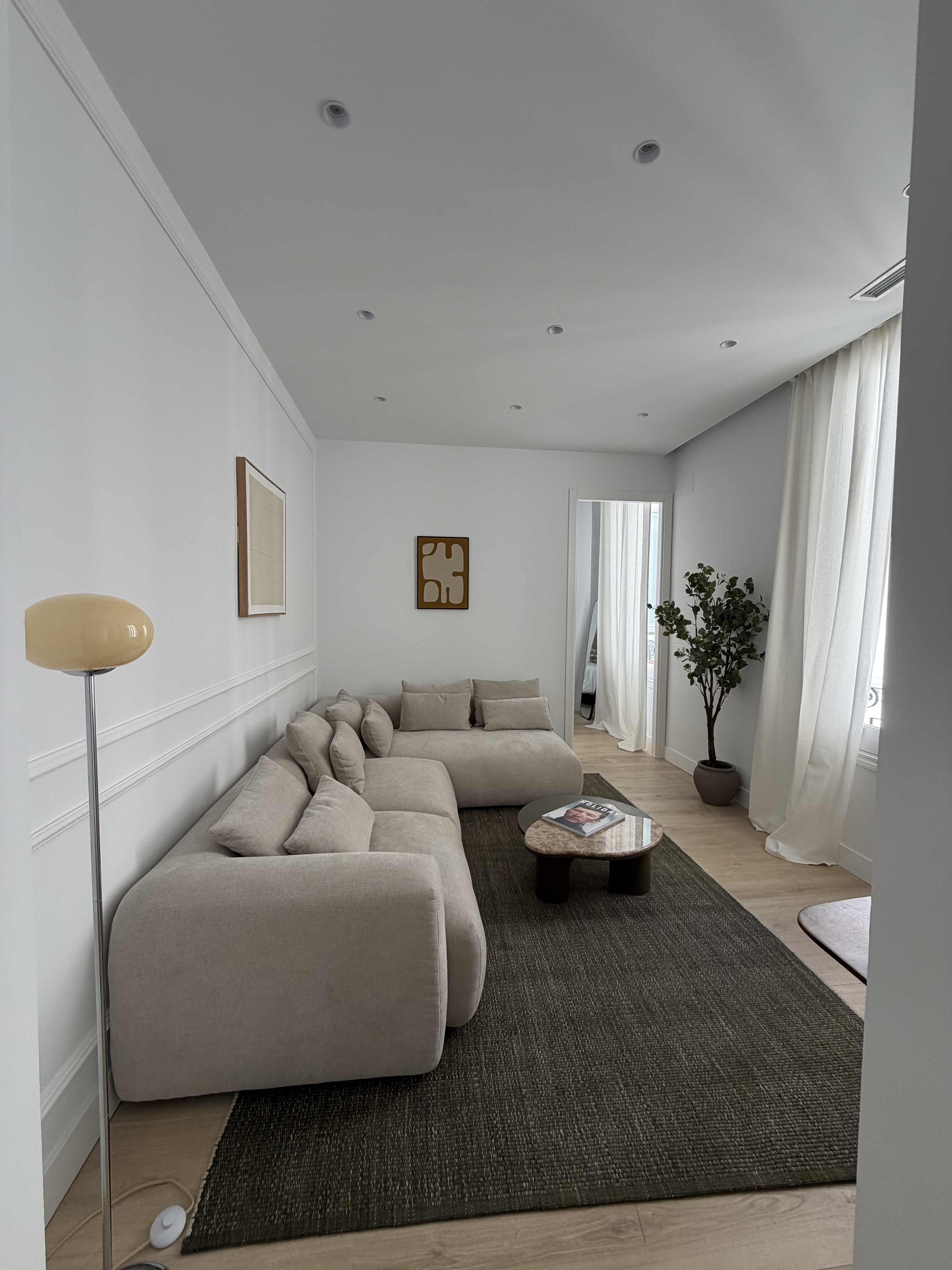 Renovated property in a classic building, ideal for investment.
