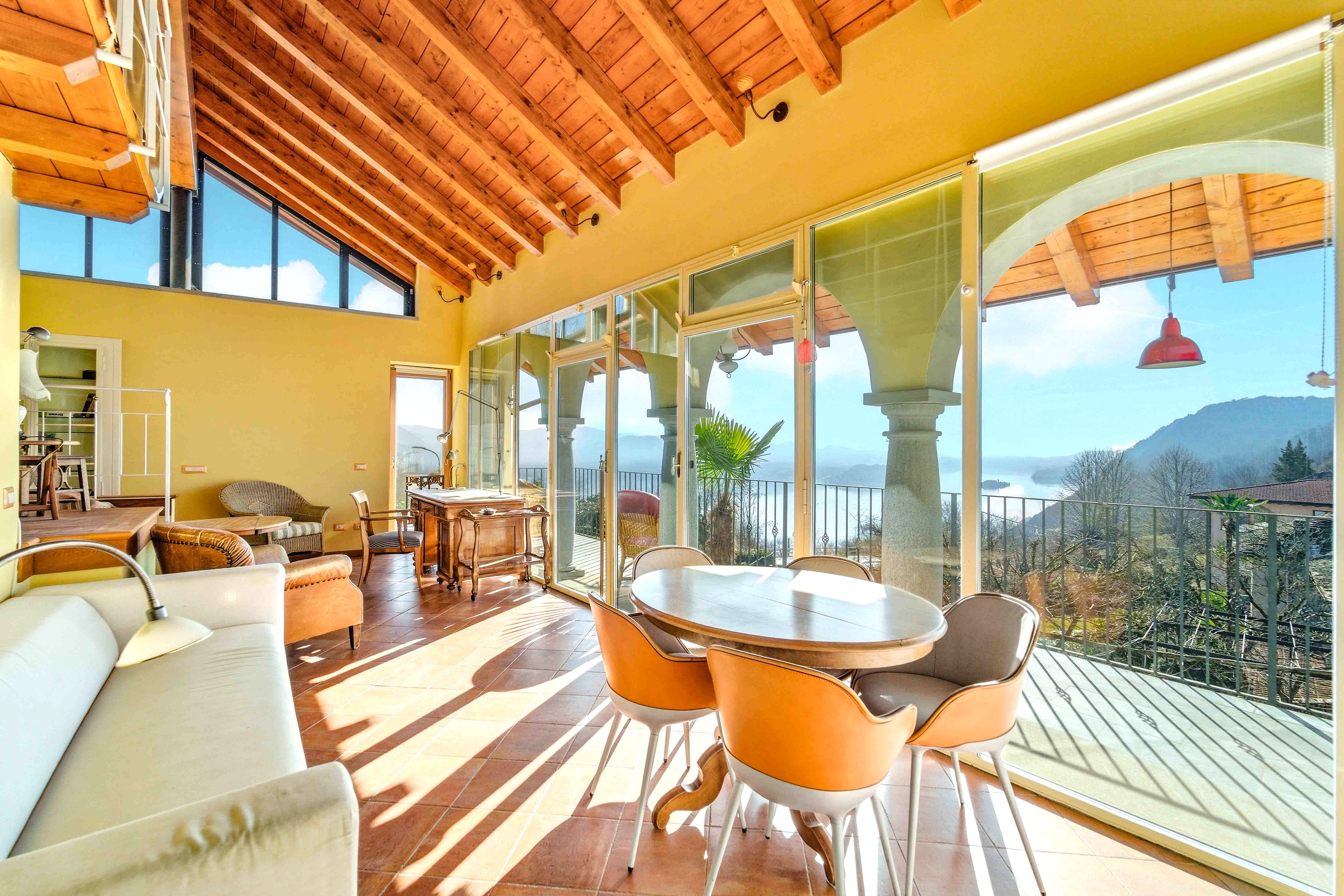 Villa romantica con balcone panoramico e incantevole area esterna