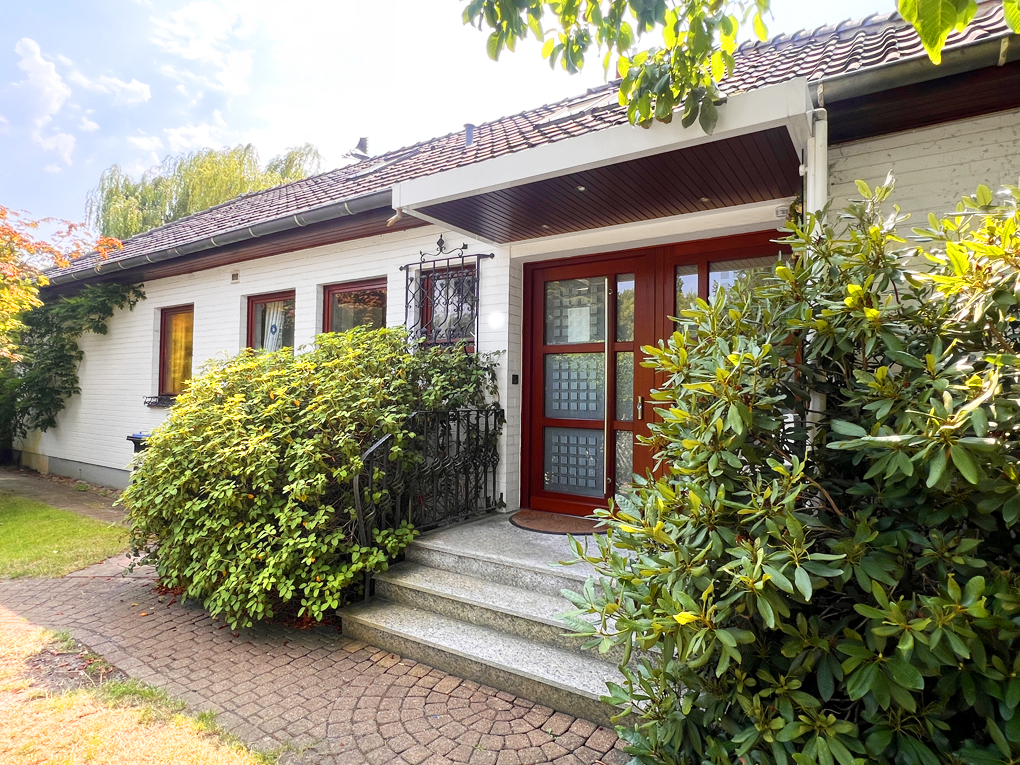 Charmantes Zuhause mit großzügiger Garage und viel Potenzial