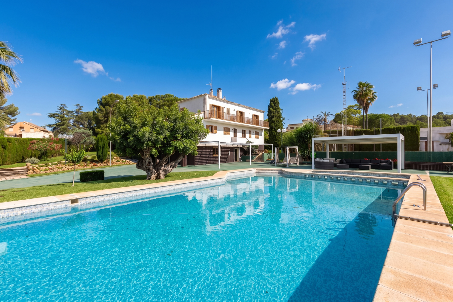 Vast Residence: Luxury, Corner Lot, and a Dream Pool